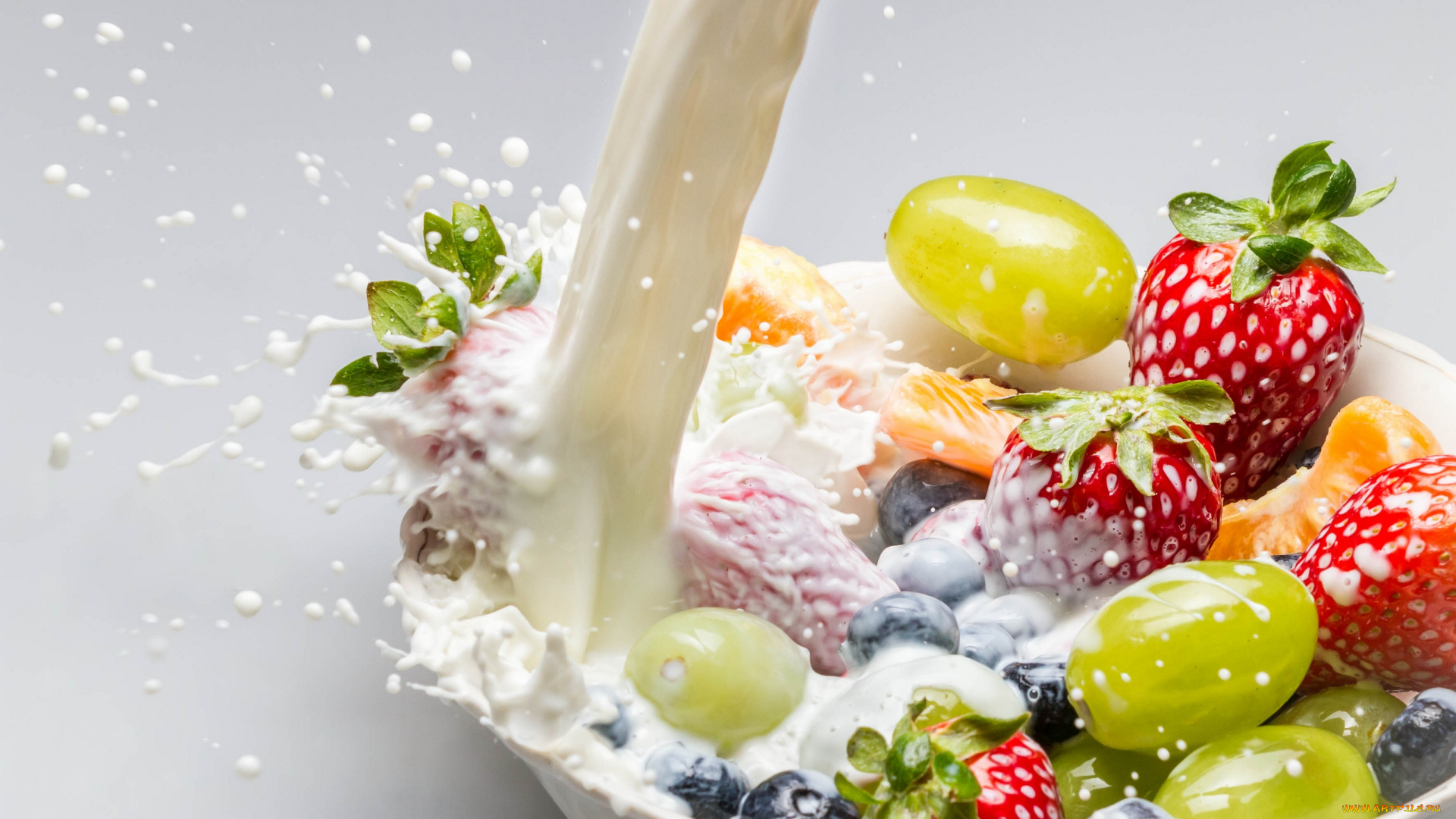 еда, фрукты, ягоды, молоко, мандарины, голубмка, виноград, клубника