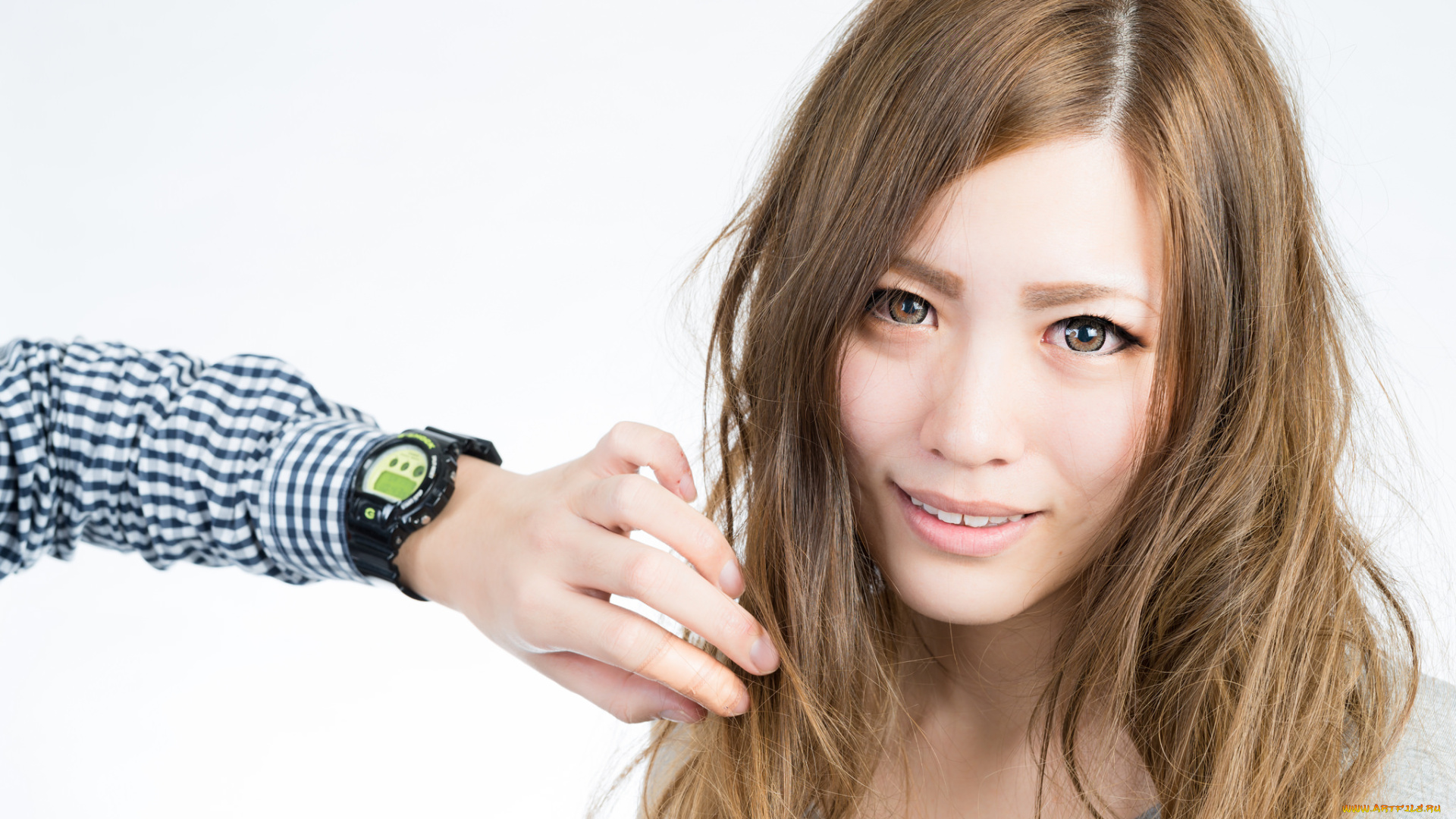 девушки, -unsort, , лица, , портреты, портрет, рука, девушка, улыбка, белый, фон, взгляд, азиатка