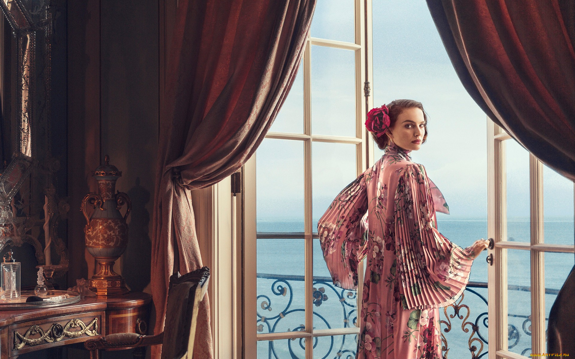 девушки, natalie, portman, комната, интерьер, двери, стиль, платье, бант, прическа, натали, портман, взгляд, красотка, брюнетка, актриса, журнал, harpers, bazaar, norman, jean, roy, фотограф, natalie, portman, 2015, фотосессия, море, вид, балкон, шторы