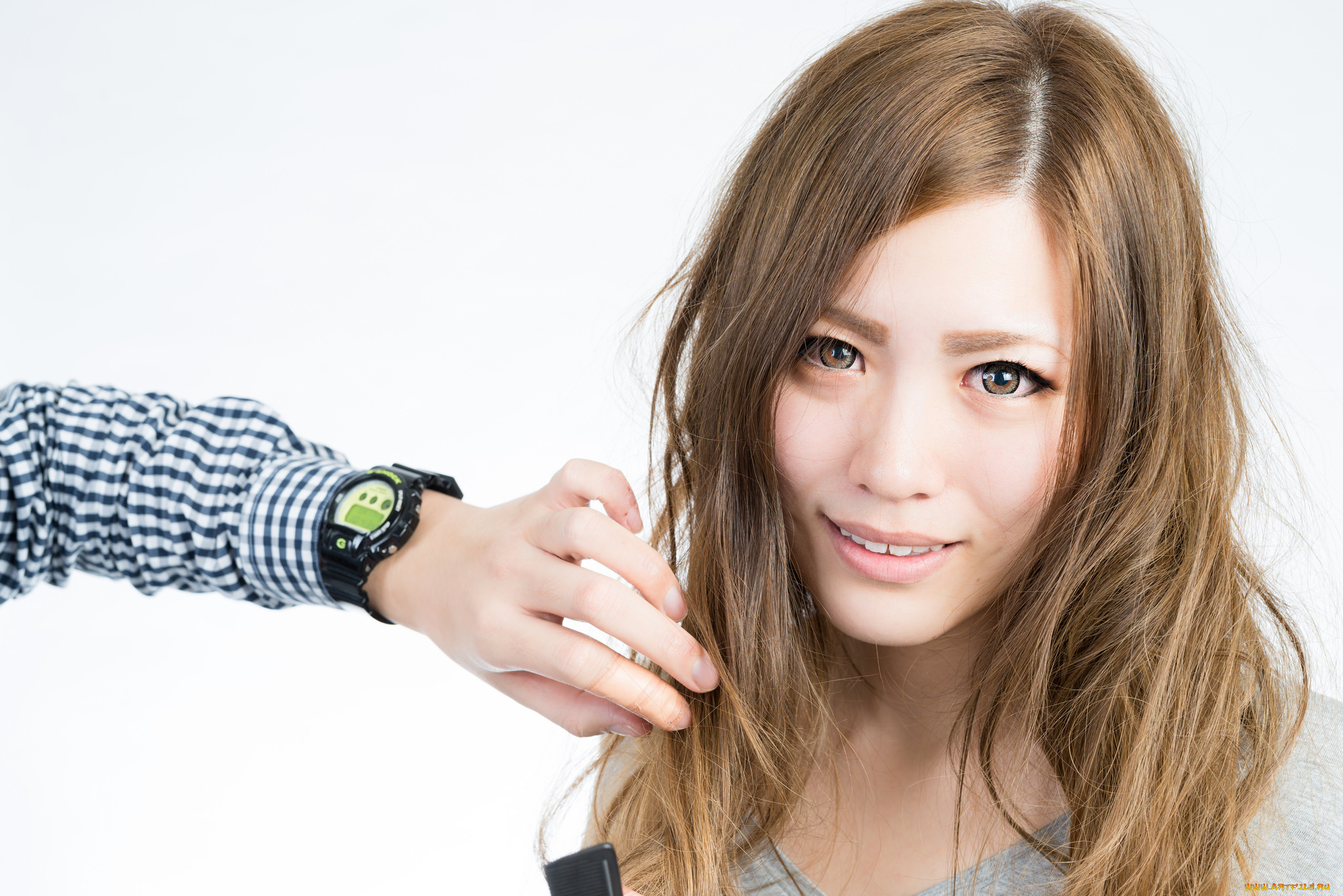 девушки, -unsort, , лица, , портреты, портрет, рука, девушка, улыбка, белый, фон, взгляд, азиатка