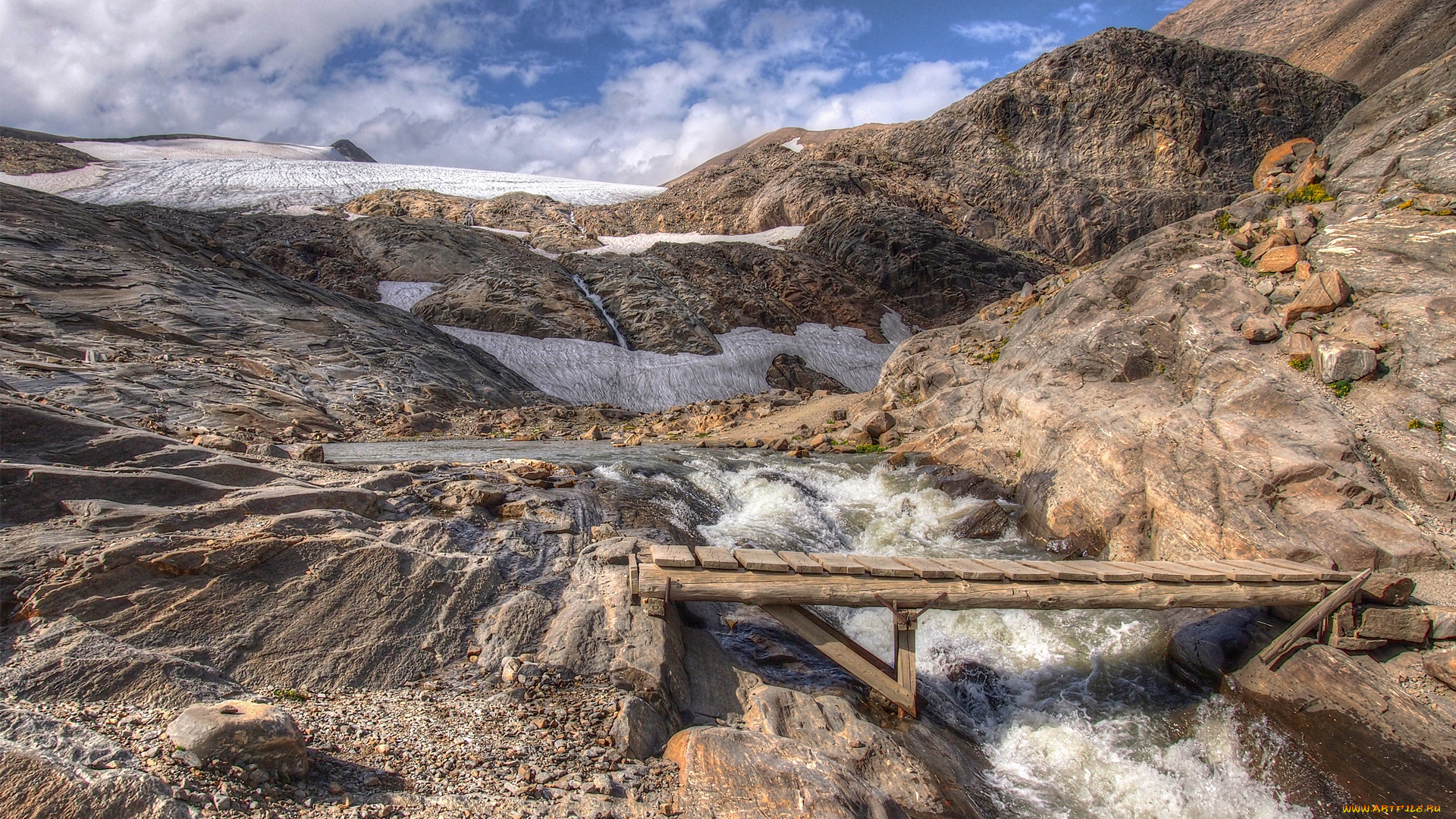 природа, горы, снег, облака, скалы, поток, река, бревна, мост