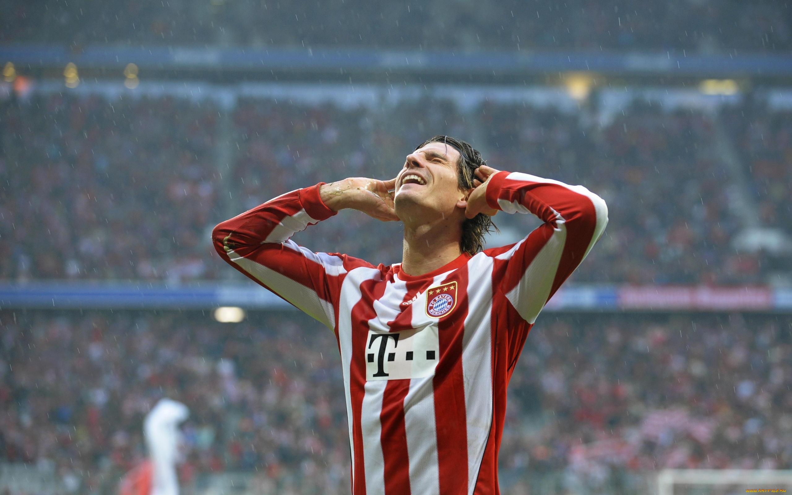 спорт, футбол, футболист, игрок, спортсмен, форма, дождь, зрители, болельщики, трибуны