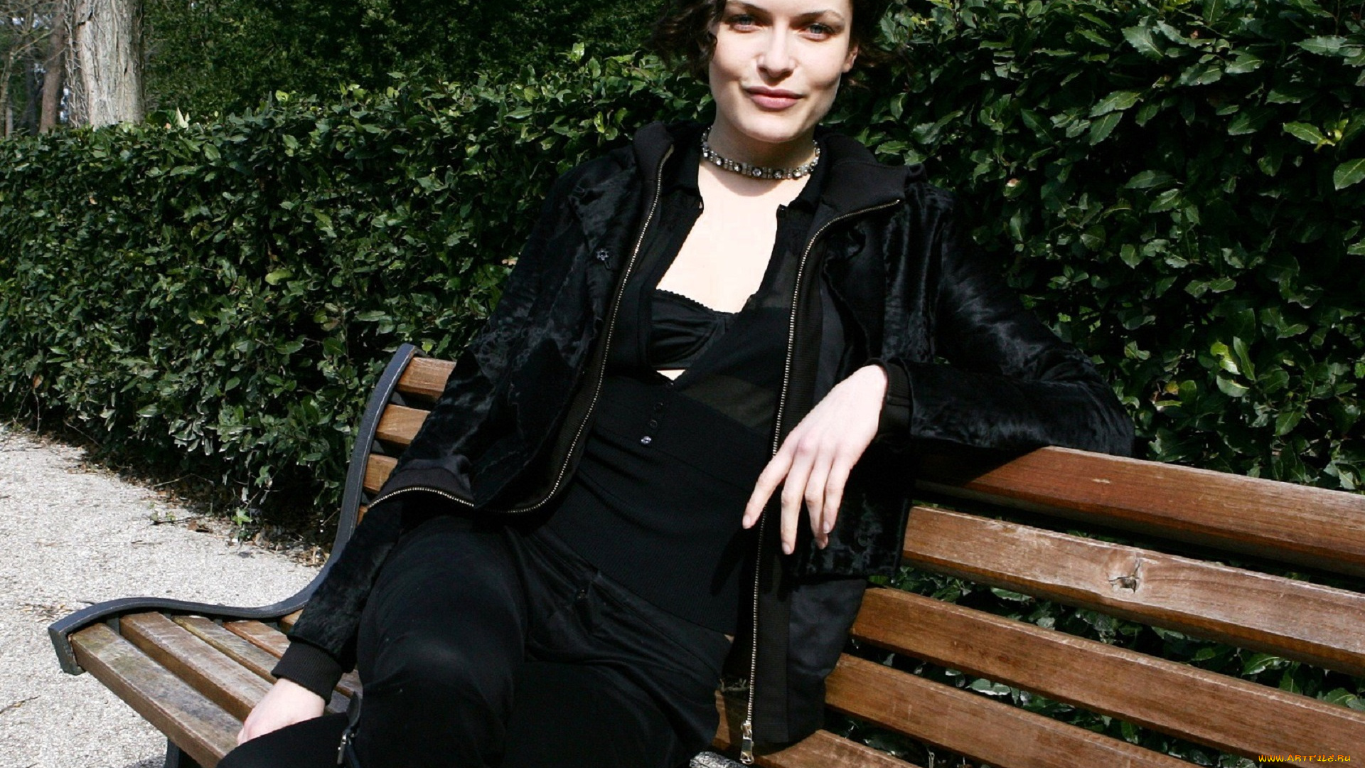 девушки, rie, rosmussen, шатенка, куртка, наряд, парк, скамейка