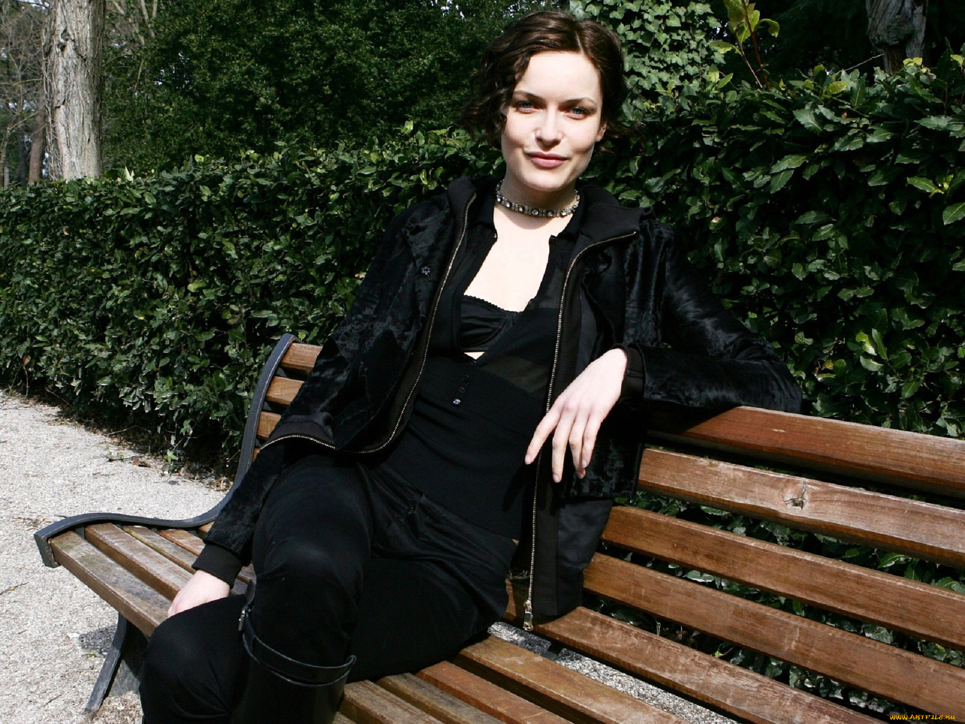 девушки, rie, rosmussen, шатенка, куртка, наряд, парк, скамейка