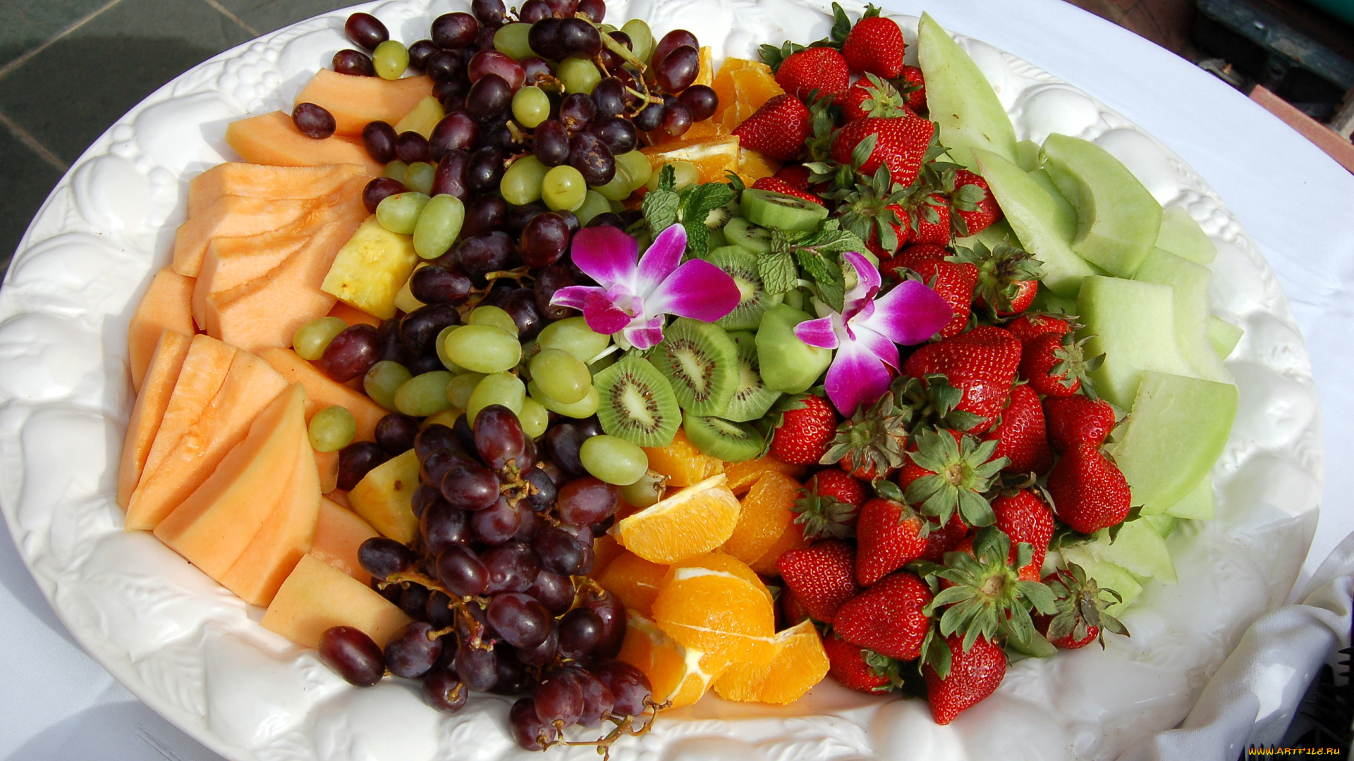 еда, фрукты, ягоды, клубника, мандарины, киви, дыня, виноград