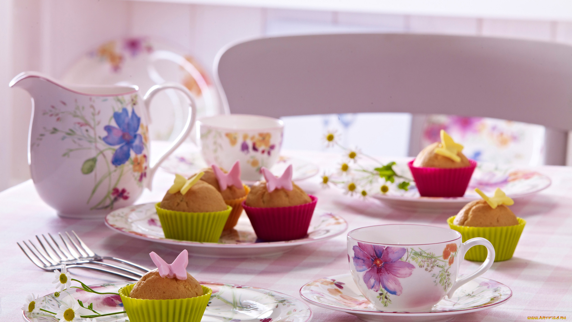 еда, пирожные, кексы, печенье, cups, flowers, butterfly, цветы, сладкое, cakes, muffins, пирожное, десерт, food, dessert, cake, чашки, стол, бабочки, table