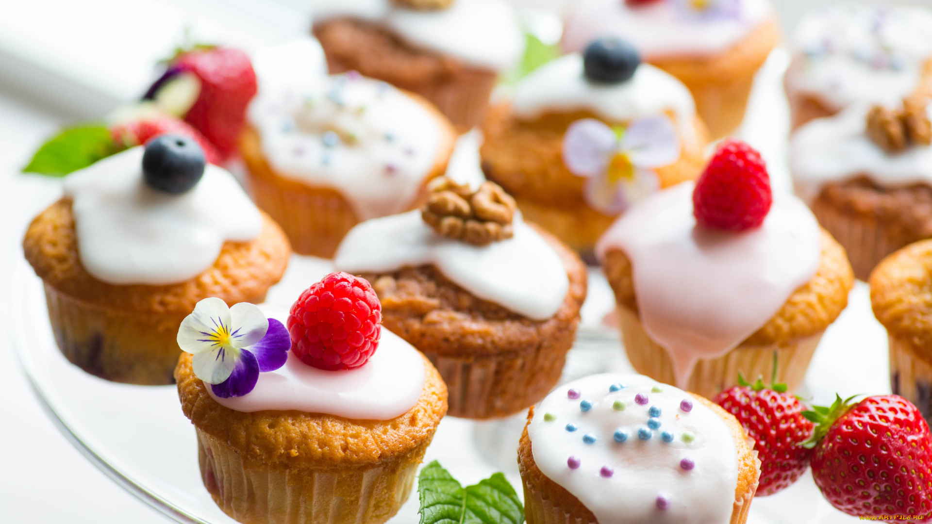 еда, пирожные, кексы, печенье, muffins, cream, raspberries, food, blueberries, strawberries, flowers, пирожное, десерт, dessert, крем, клубника, сладкое, малина, черника