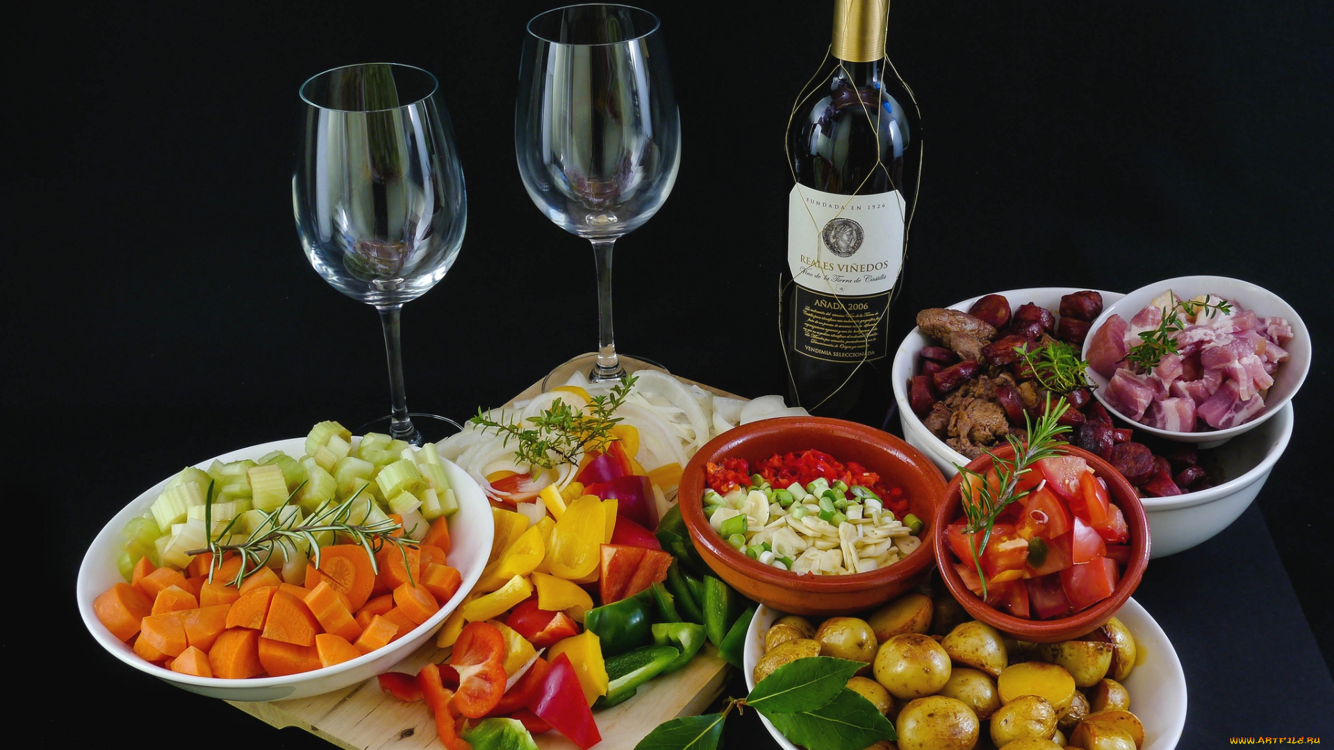 еда, разное, вино, мясо, овощи, бокалы