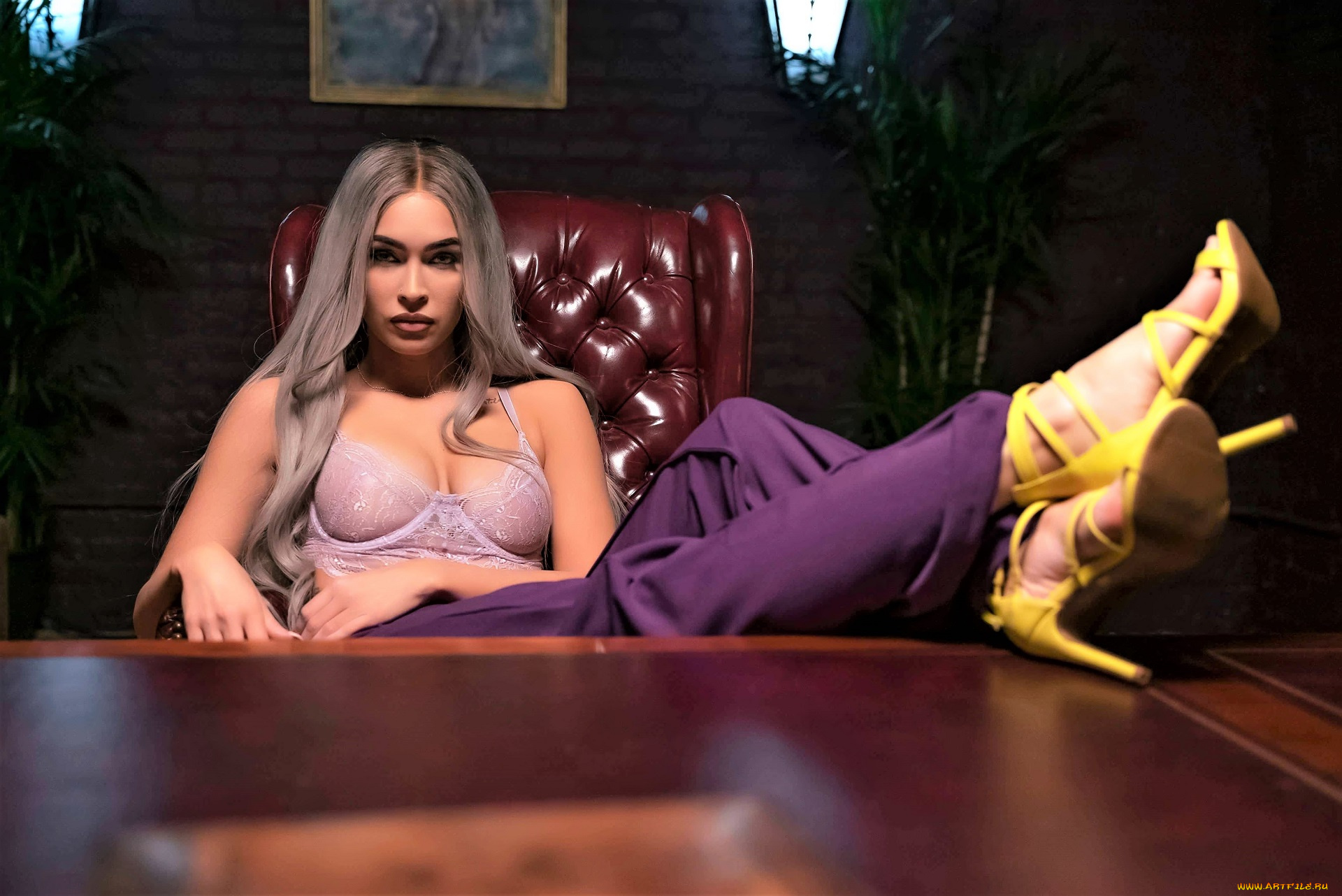 девушки, megan, fox, актриса, каблуки, кресло, стол