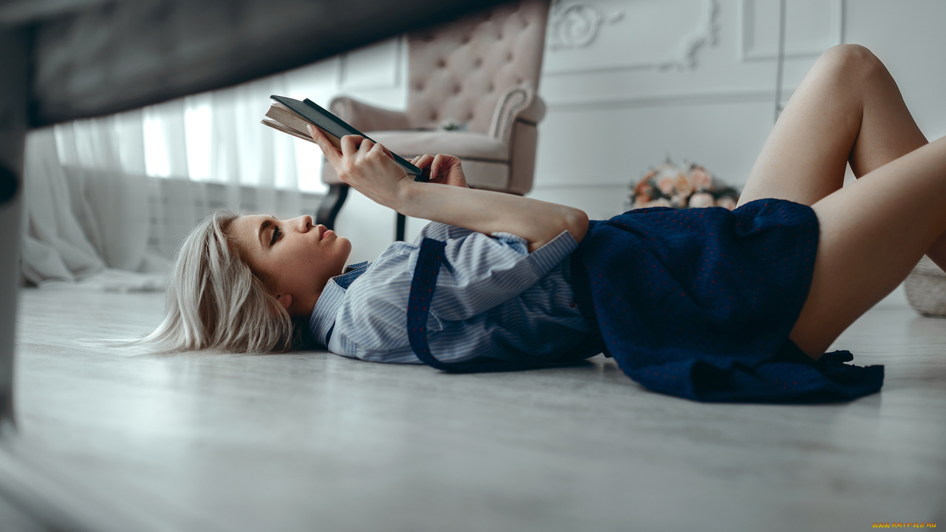 девушки, регина, сергеева, модель, красная, помада, лежа, синяя, рубашка, юбка, блондинка, ноги, чтение, школьная, форма, в, помещении, регина, сергеева, на, полу, книга