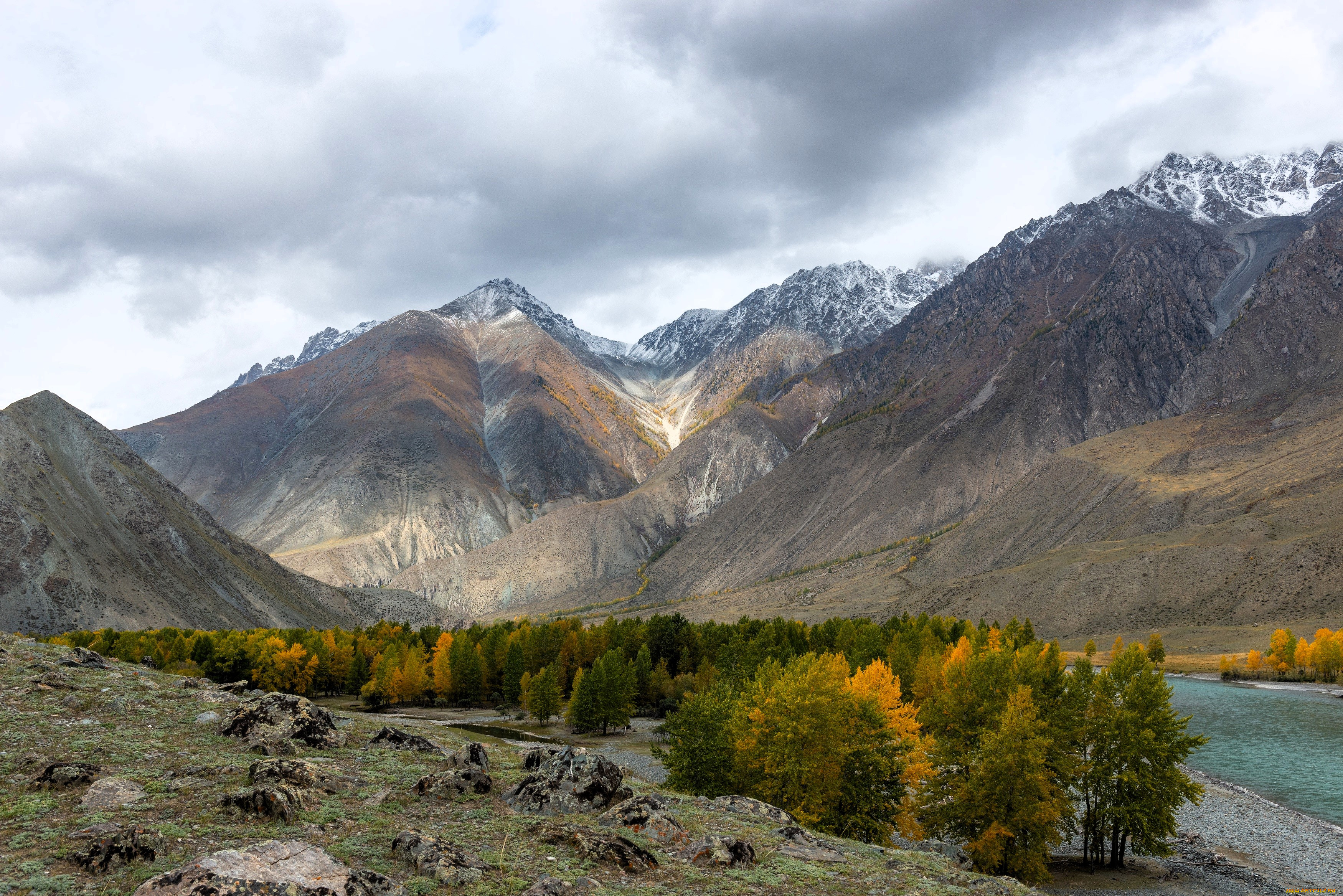 природа, горы, тучи, река, деревья, осень, камни