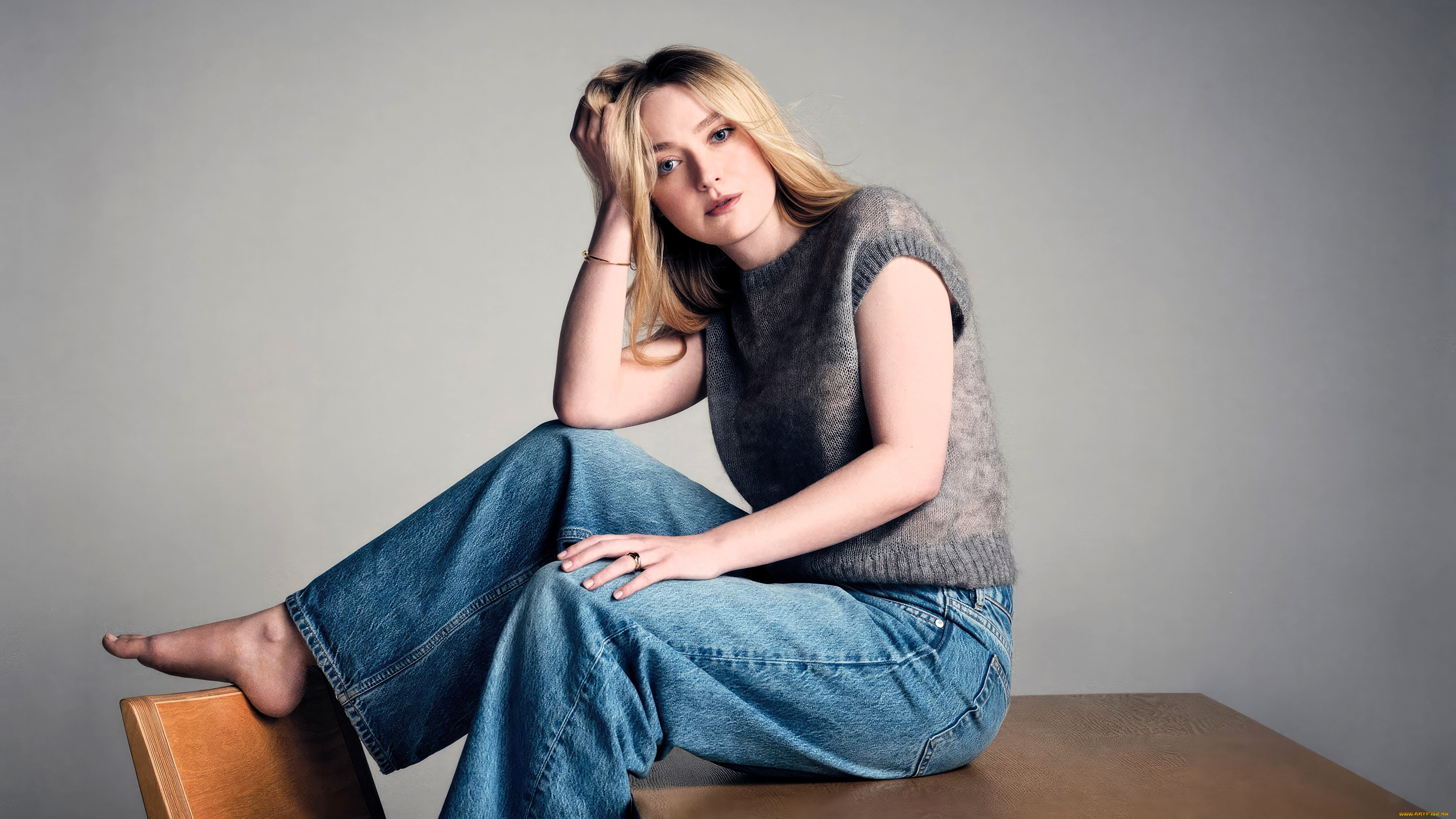 девушки, dakota, fanning, актриса, блондинка, безрукавка, джинсы, стол