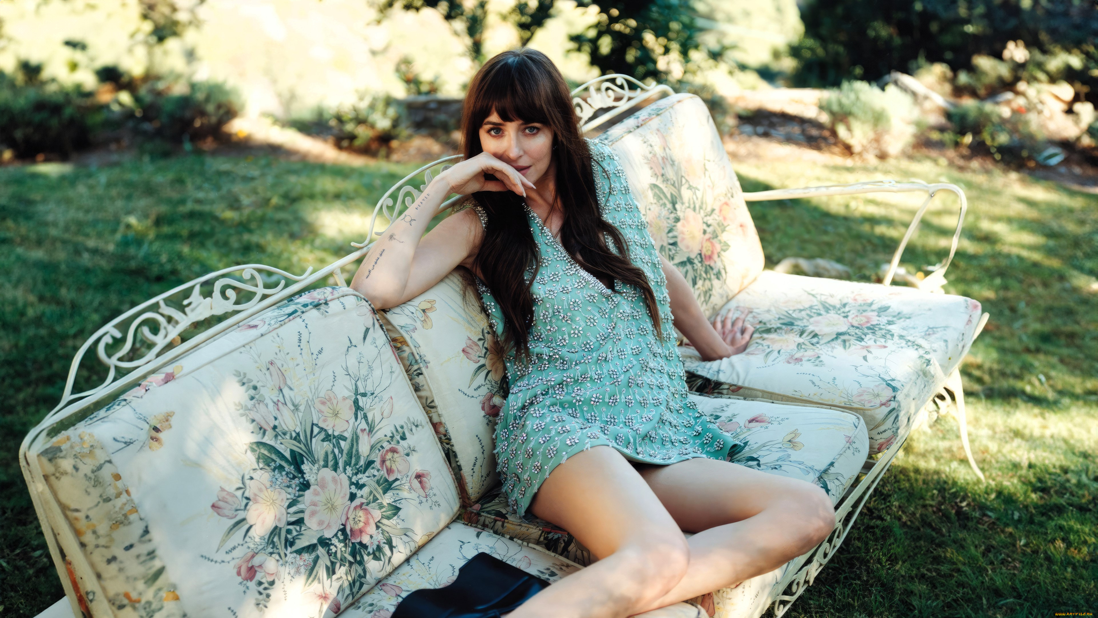 девушки, dakota, johnson, актриса, шатенка, платье, диван, лужайка