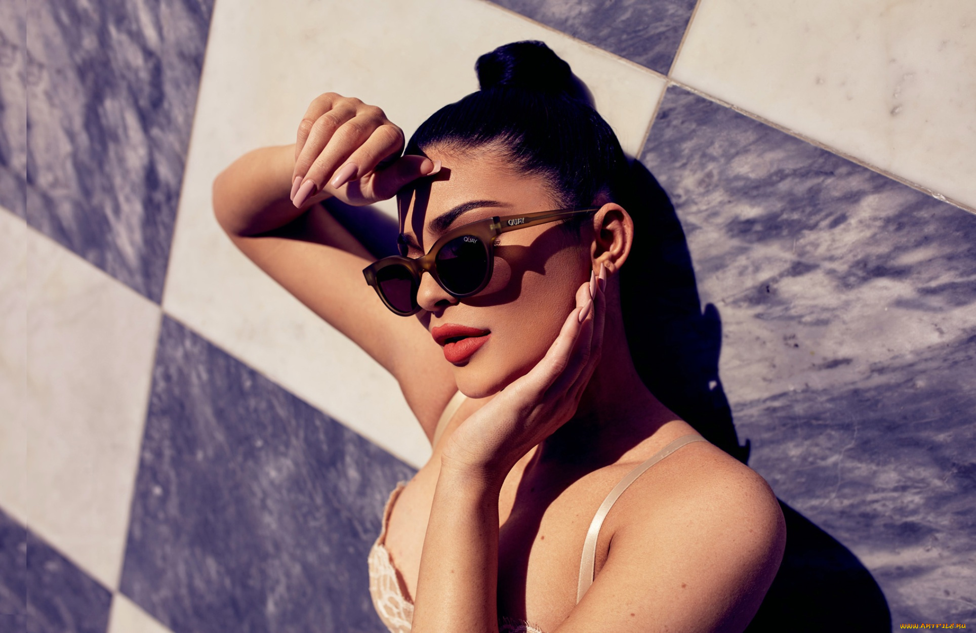 девушки, kylie, jenner, брюнетка, очки, лицо, пол, белье, бюстгальтер