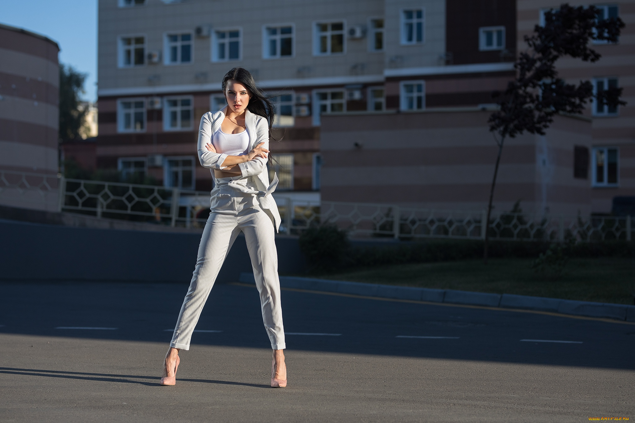 девушки, кристина, романова, длинные, волосы, модель, дмитрий, шульгин, женщины, на, открытом, воздухе, здание, улица, кристина, романова, высокие, каблуки, костюмы, белая, одежда, брюнетка, взгляд, зрителя