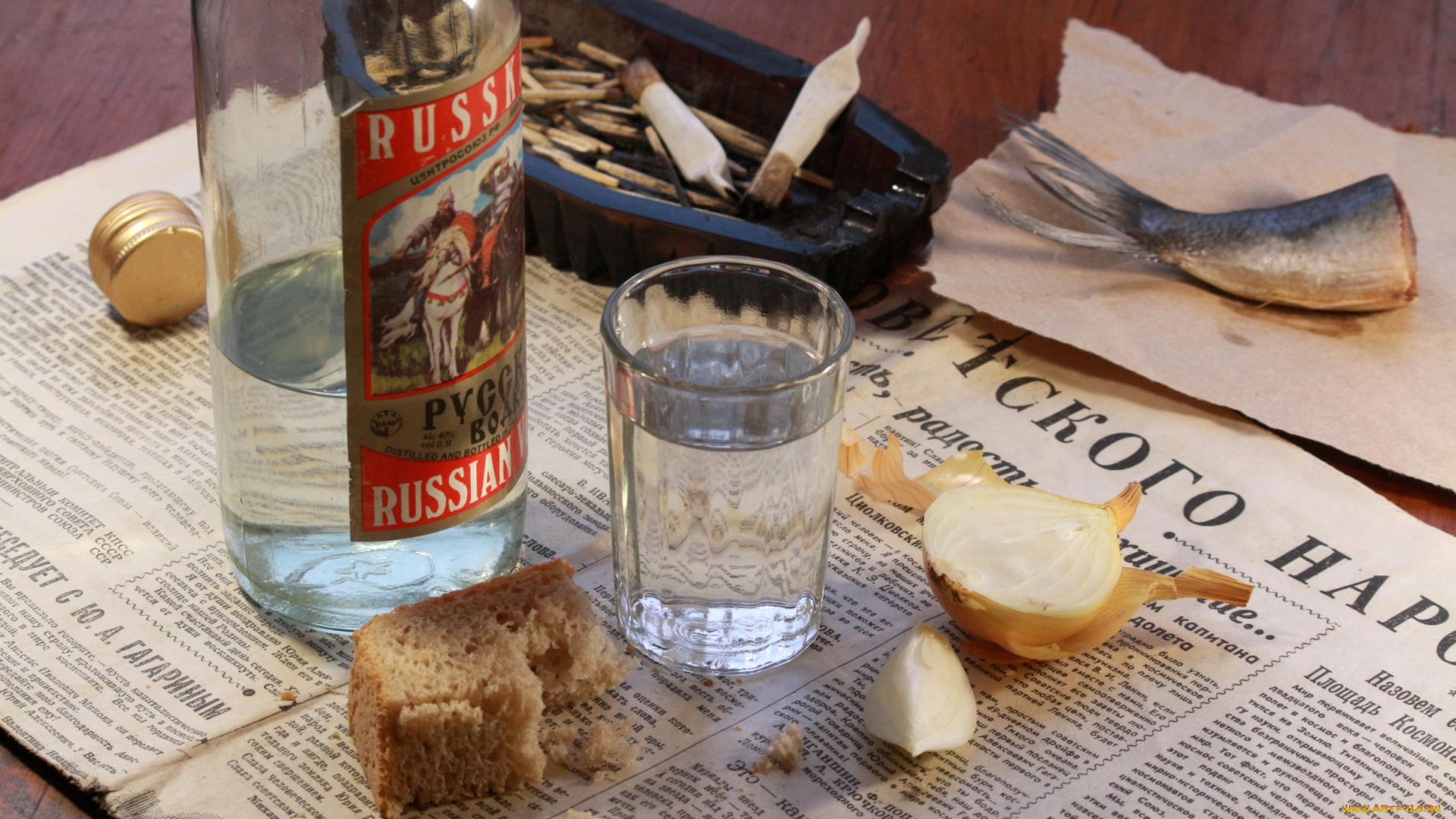 еда, натюрморт, водка, газета, лук, селедка, окурки