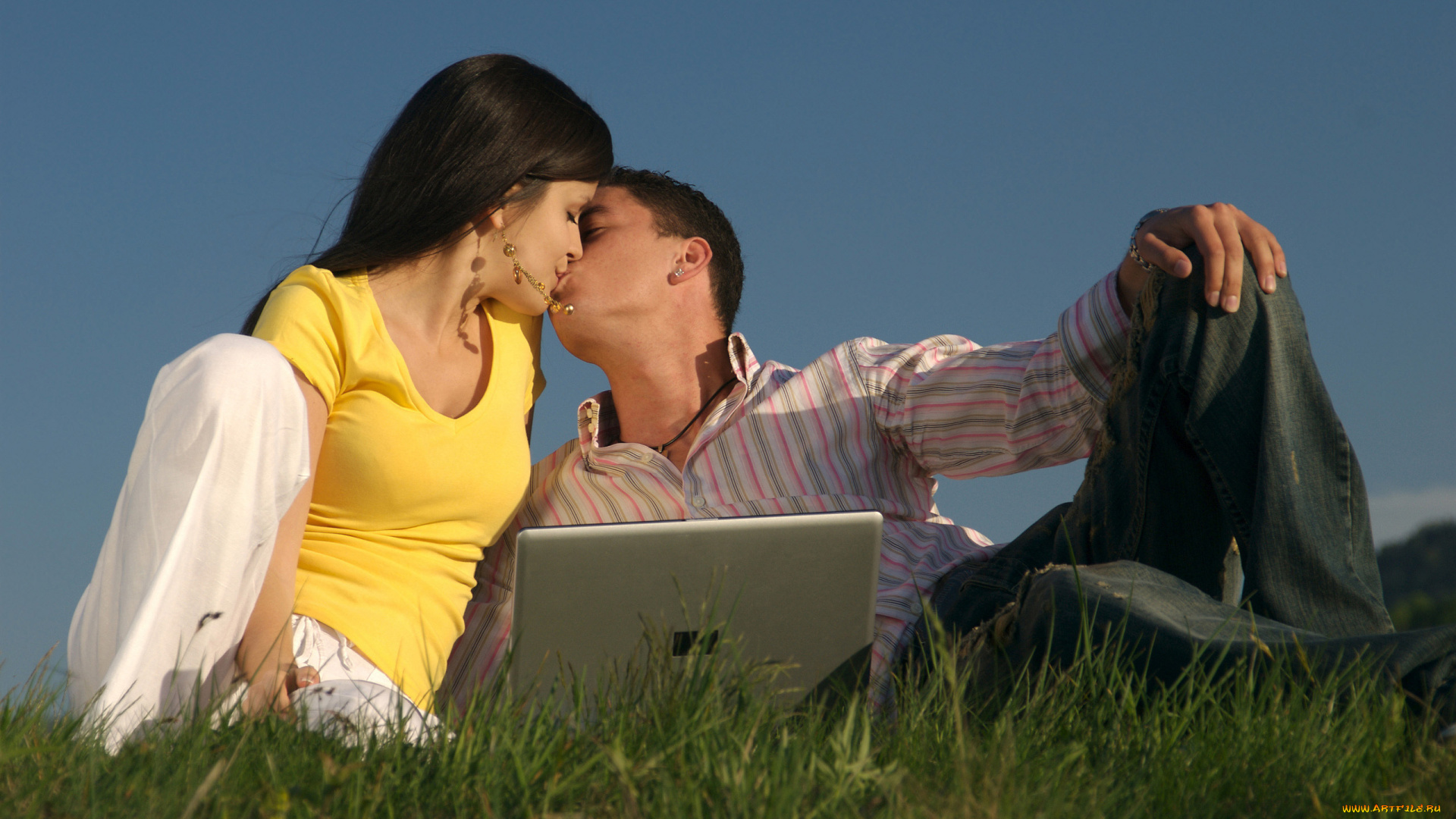 разное, мужчина, женщина, пара, поцелуй, ноутбук, трава