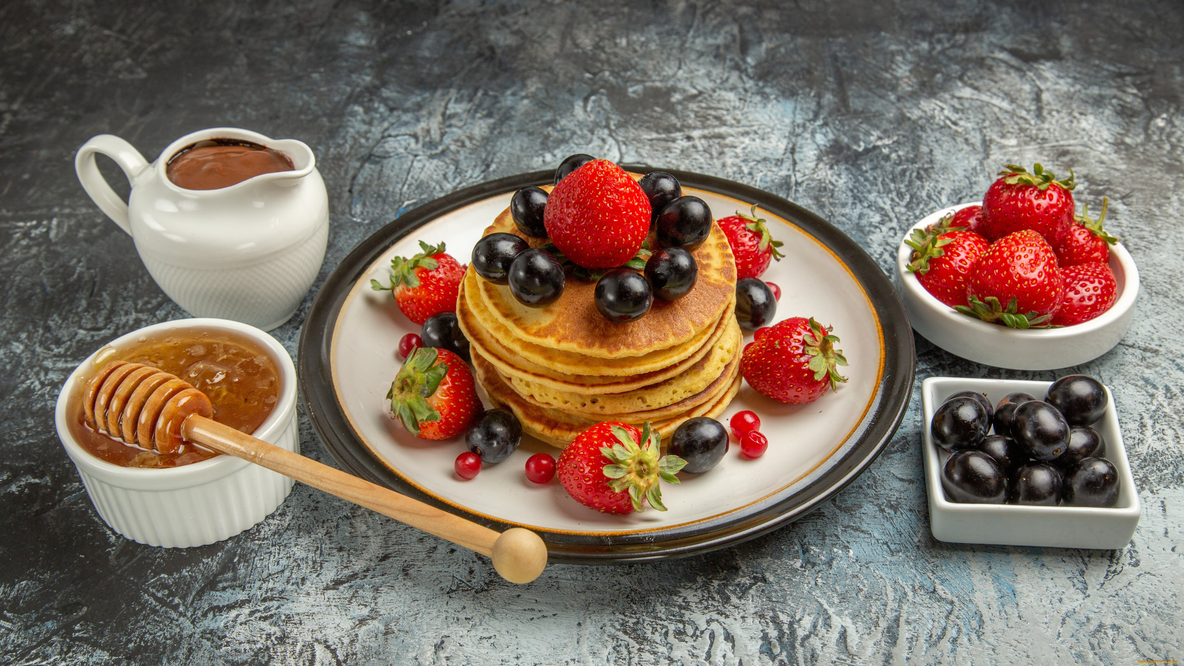 еда, блины, , оладьи, ягоды, стол, клубника, тарелка, виноград, посуда, стопка, миска