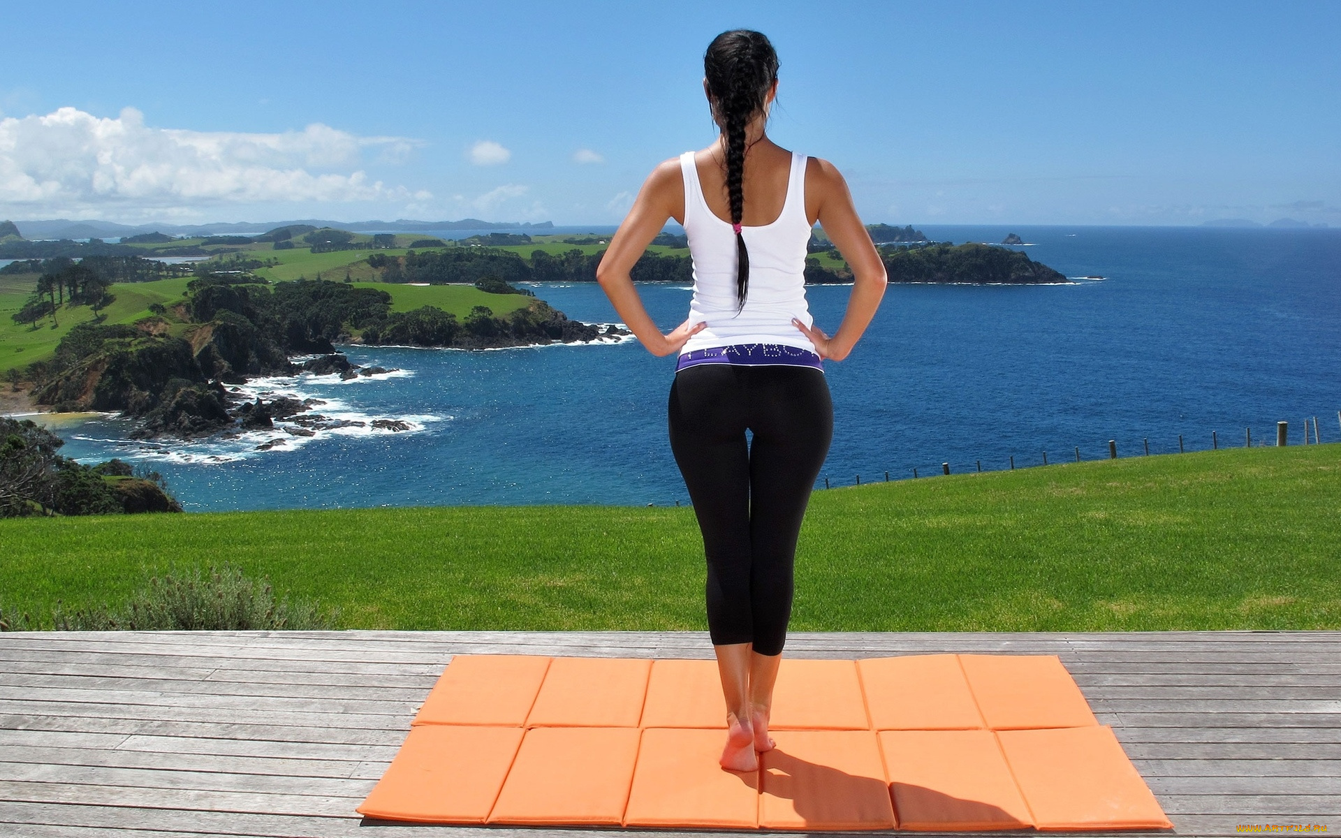 девушки, melisa, mendiny, , kristina, uhrinova, брюнетка, коса, майка, штаны, коврик, природа