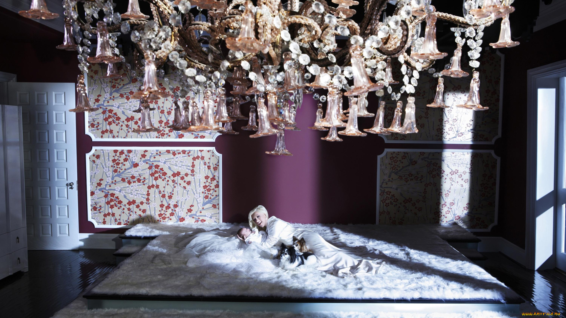 музыка, christina, aguilera, кровать, малыш, младенец, ребенок, певица, christina, aguilera, блондинка, люстра, комната, улыбки