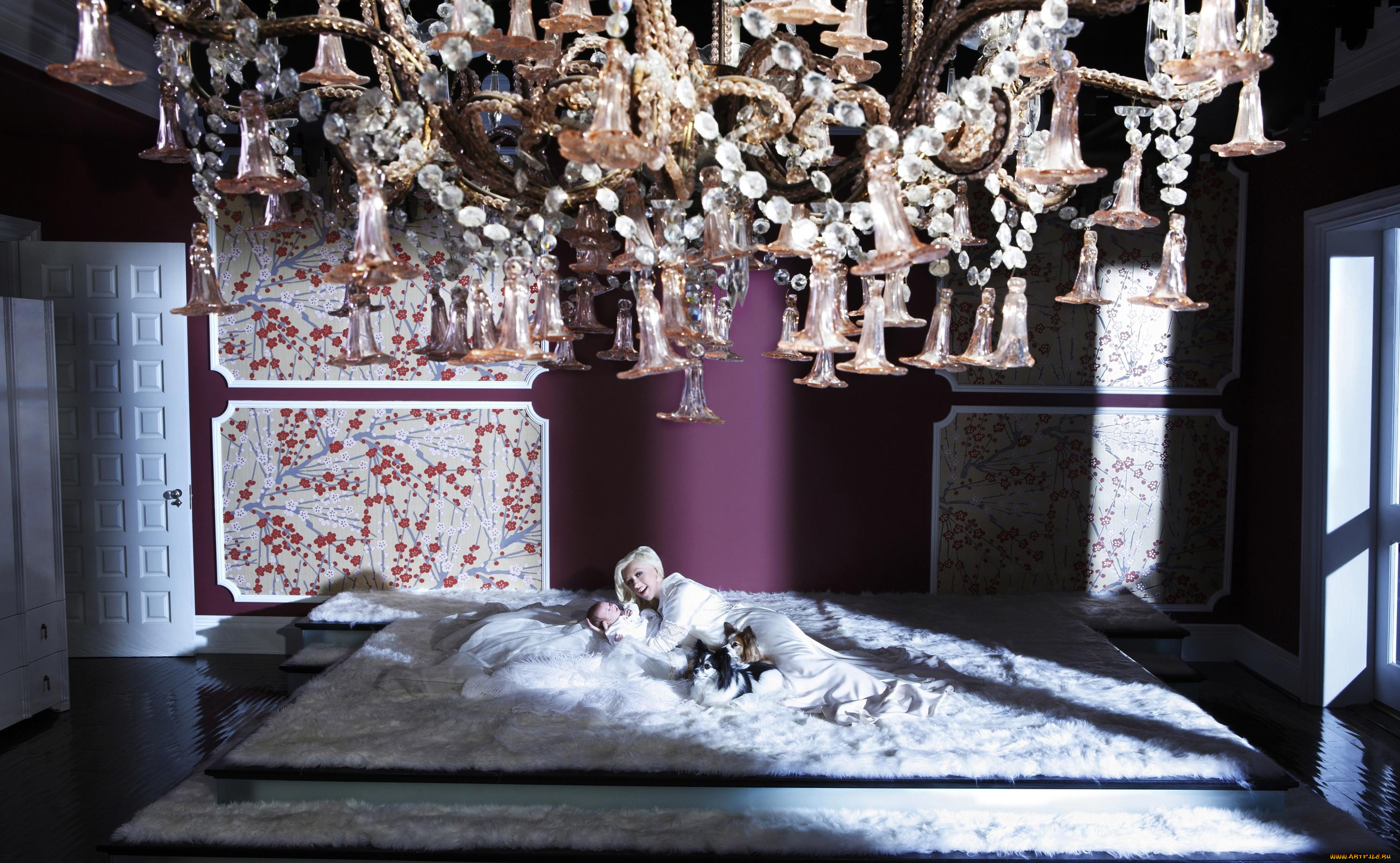 музыка, christina, aguilera, кровать, малыш, младенец, ребенок, певица, christina, aguilera, блондинка, люстра, комната, улыбки