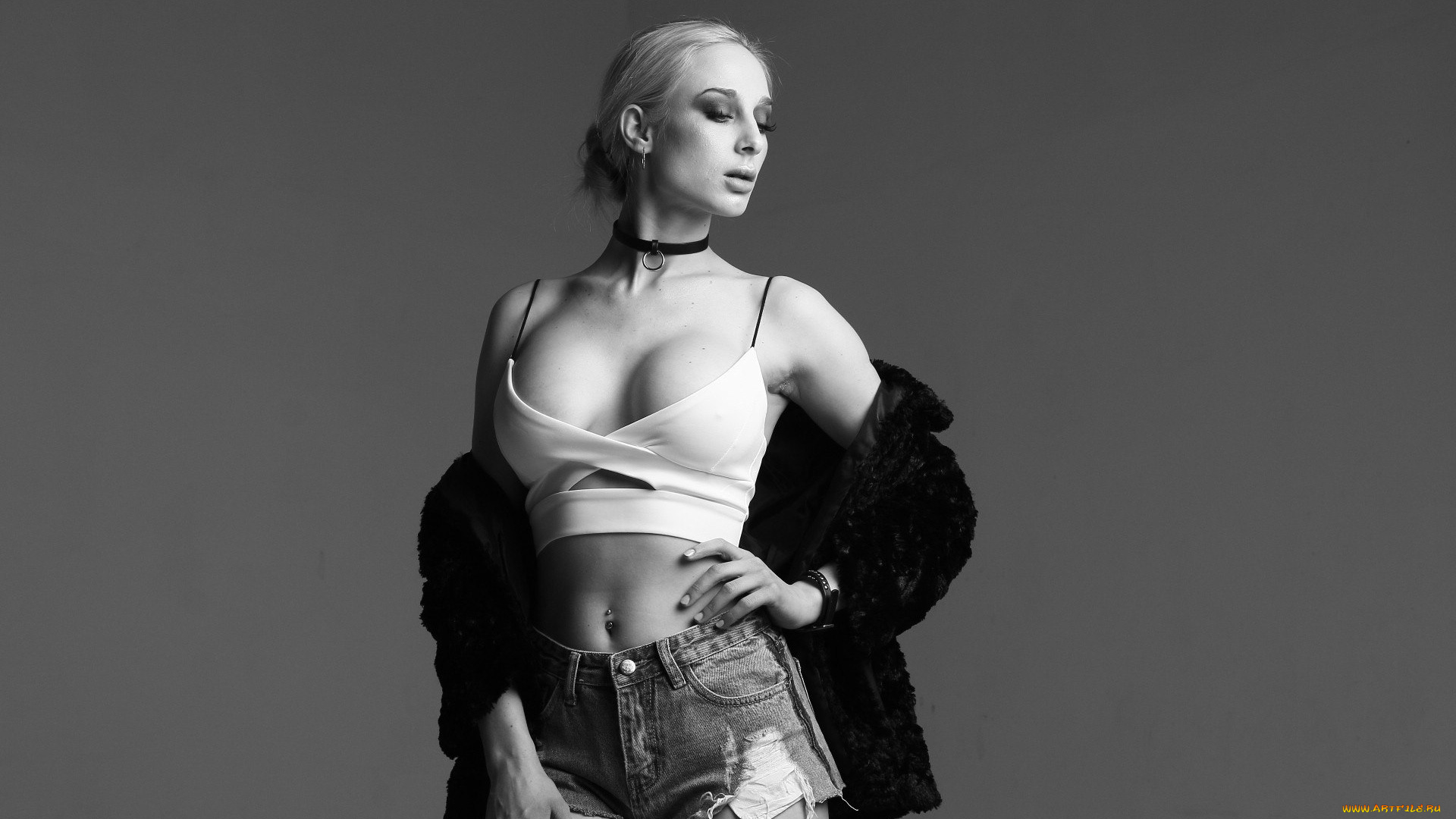 девушки, -unsort, , Черно-белые, обои, девушка, jean, shorts, шорты, monochrome, model, модель, women, evgenia, kari