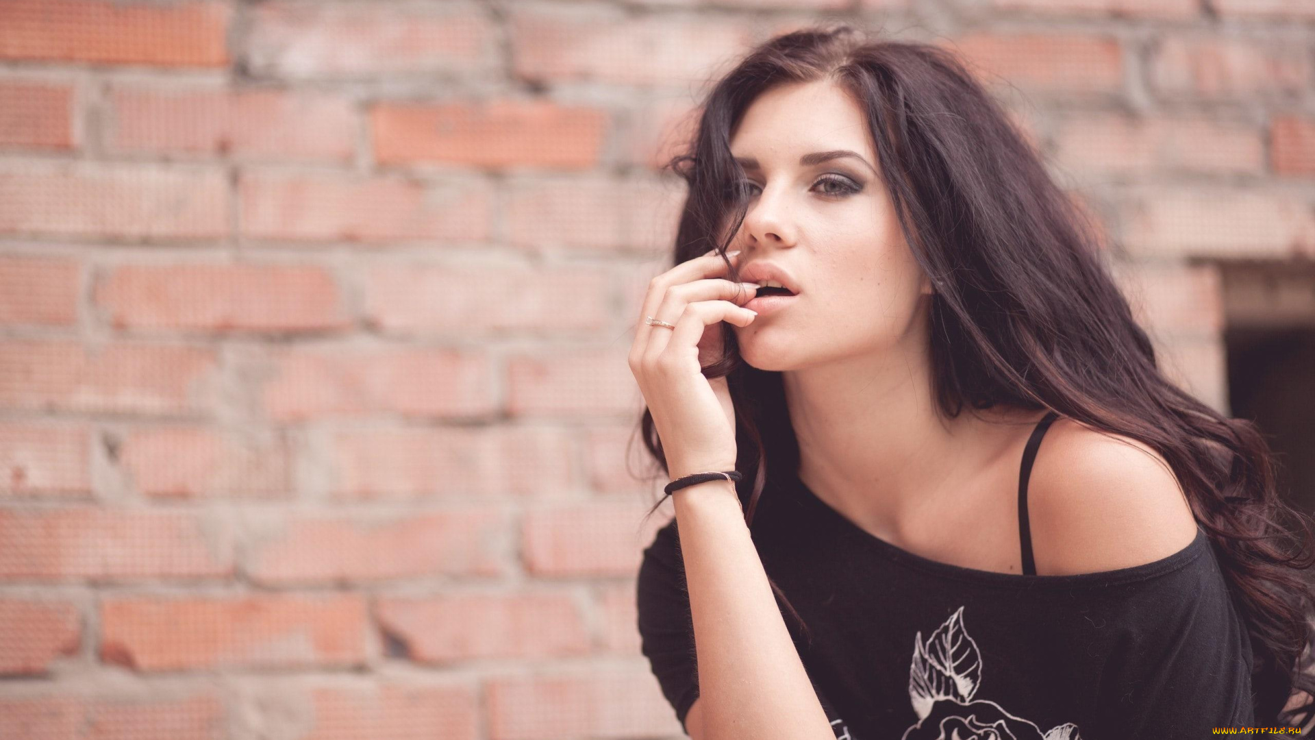 ольга, бикбаева, девушки, -unsort, , брюнетки, темноволосые, стена, футболка, брюнетка, модель, ольга, бикбаева