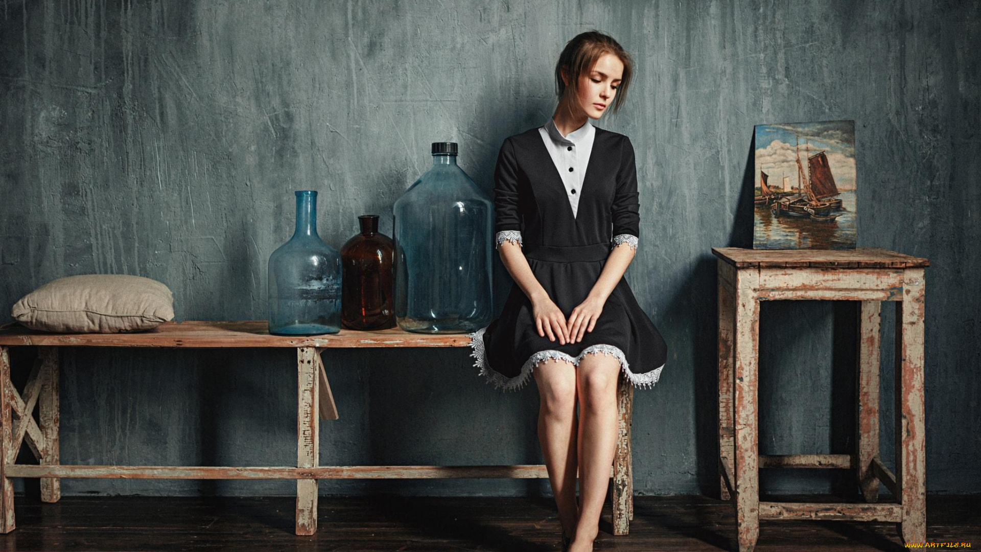 василиса, саровская, девушки, -unsort, , брюнетки, темноволосые, подушка, бутыли, картина, скамейка, босиком, платье, шатенка, табурет, василиса, саровская