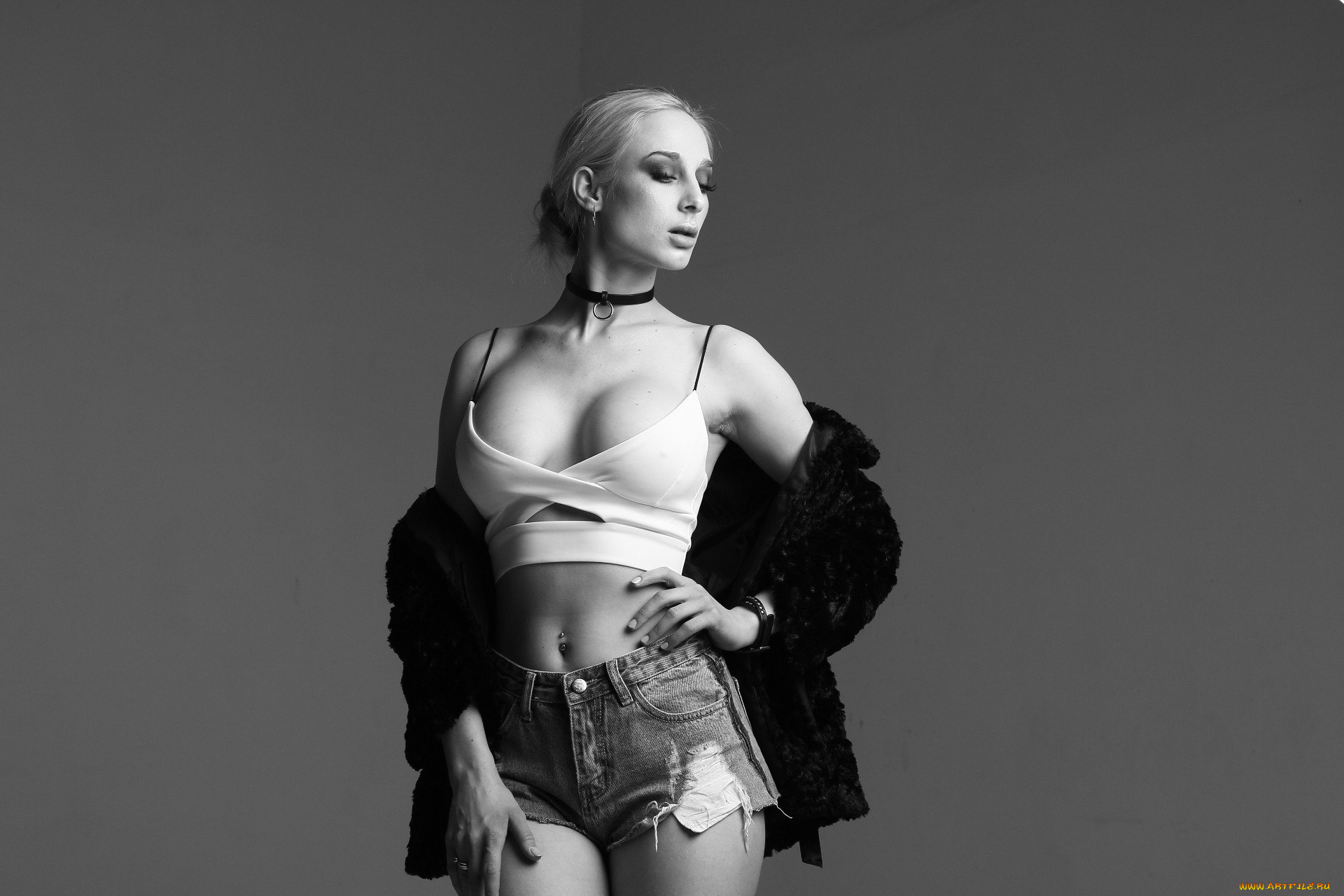 девушки, -unsort, , Черно-белые, обои, девушка, jean, shorts, шорты, monochrome, model, модель, women, evgenia, kari