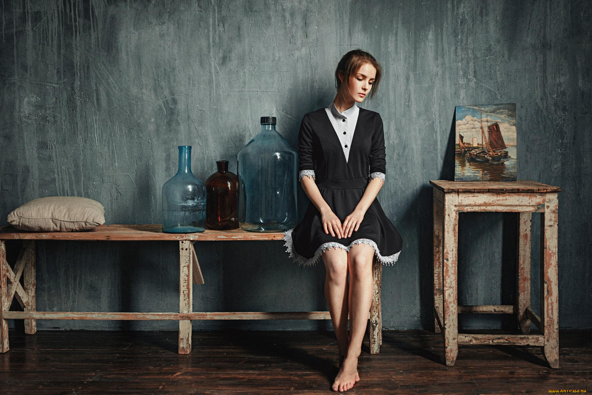 василиса, саровская, девушки, -unsort, , брюнетки, темноволосые, подушка, бутыли, картина, скамейка, босиком, платье, шатенка, табурет, василиса, саровская