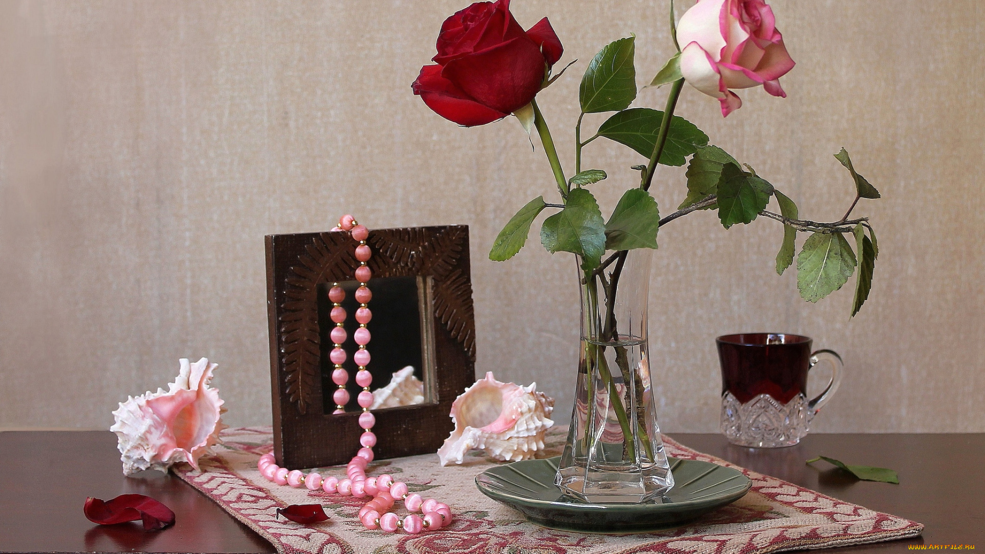 цветы, розы, ваза, ракушки, бусы, зеркало