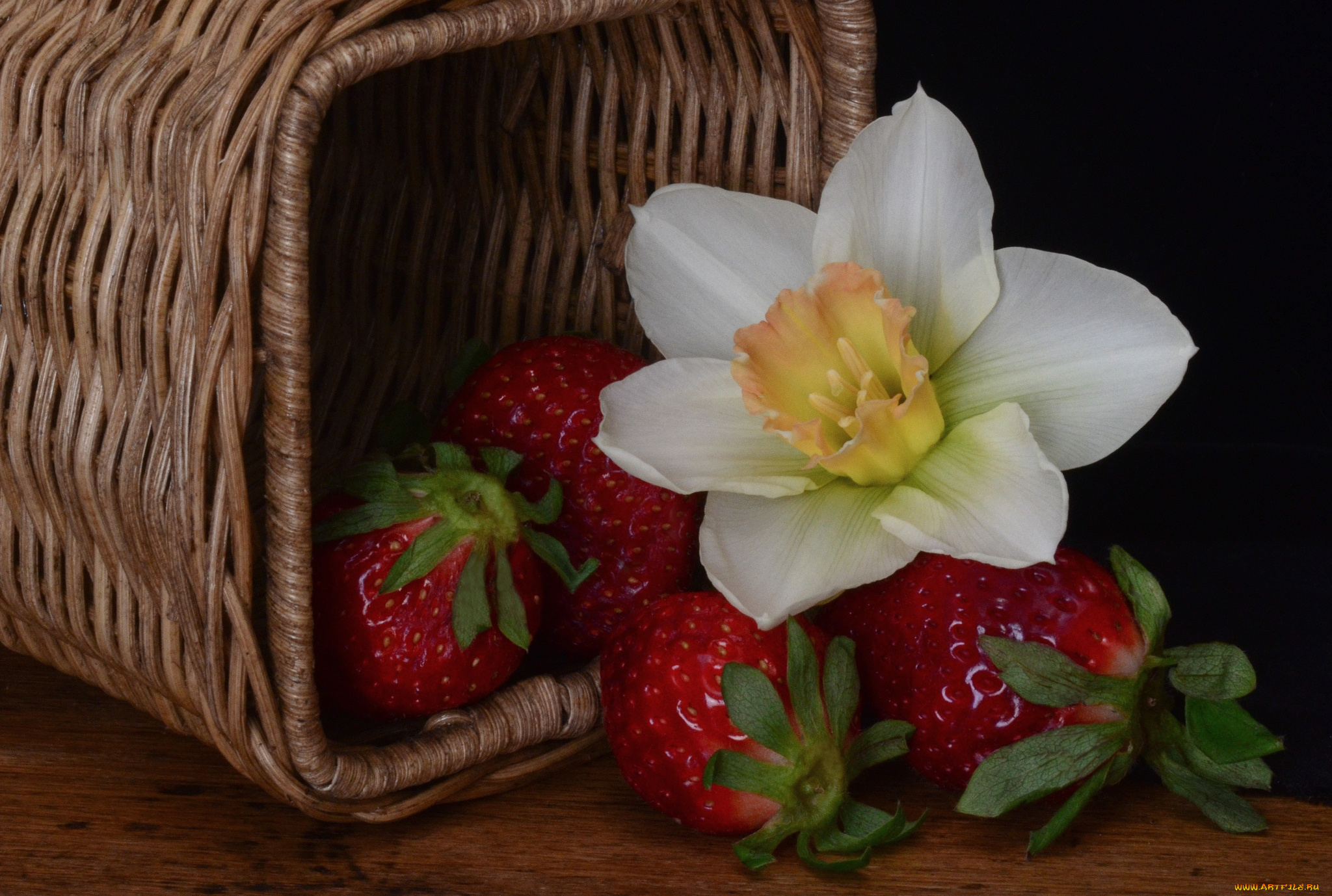 еда, клубника, земляника, ягоды, корзинка, нарцисс