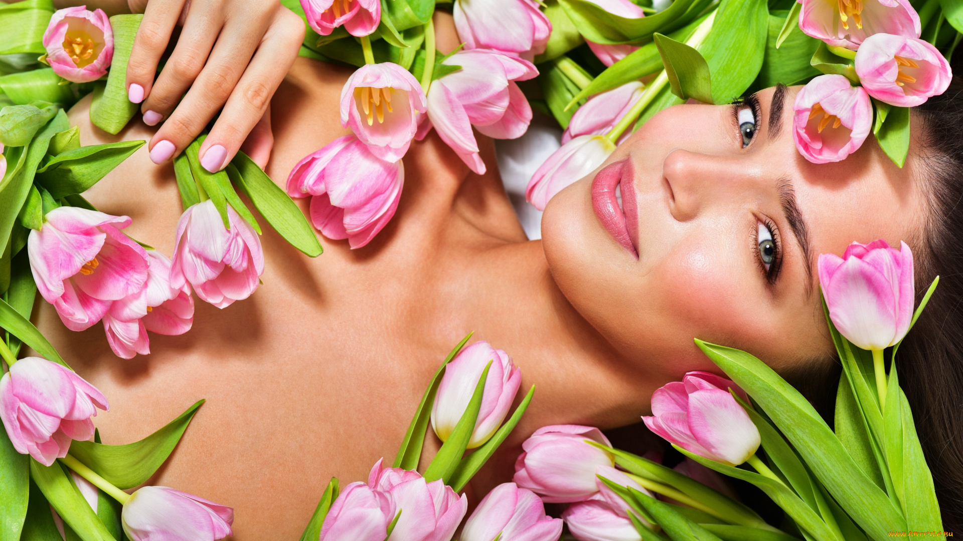 девушки, -unsort, , лица, , портреты, девушка, лежит, взгляд, лицо, глаза, губы, улыбка, тюльпаны, цветы