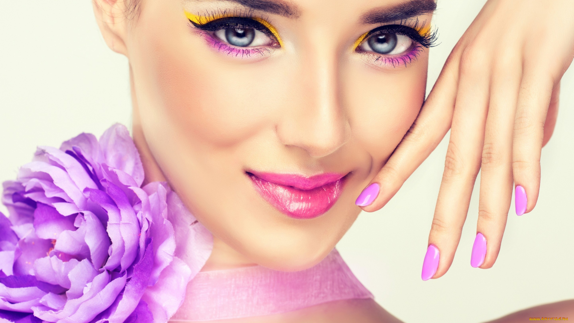 девушки, -unsort, , лица, , портреты, девушка, модель, макияж, взгляд, улыбка, помада, цветок, рука, фон