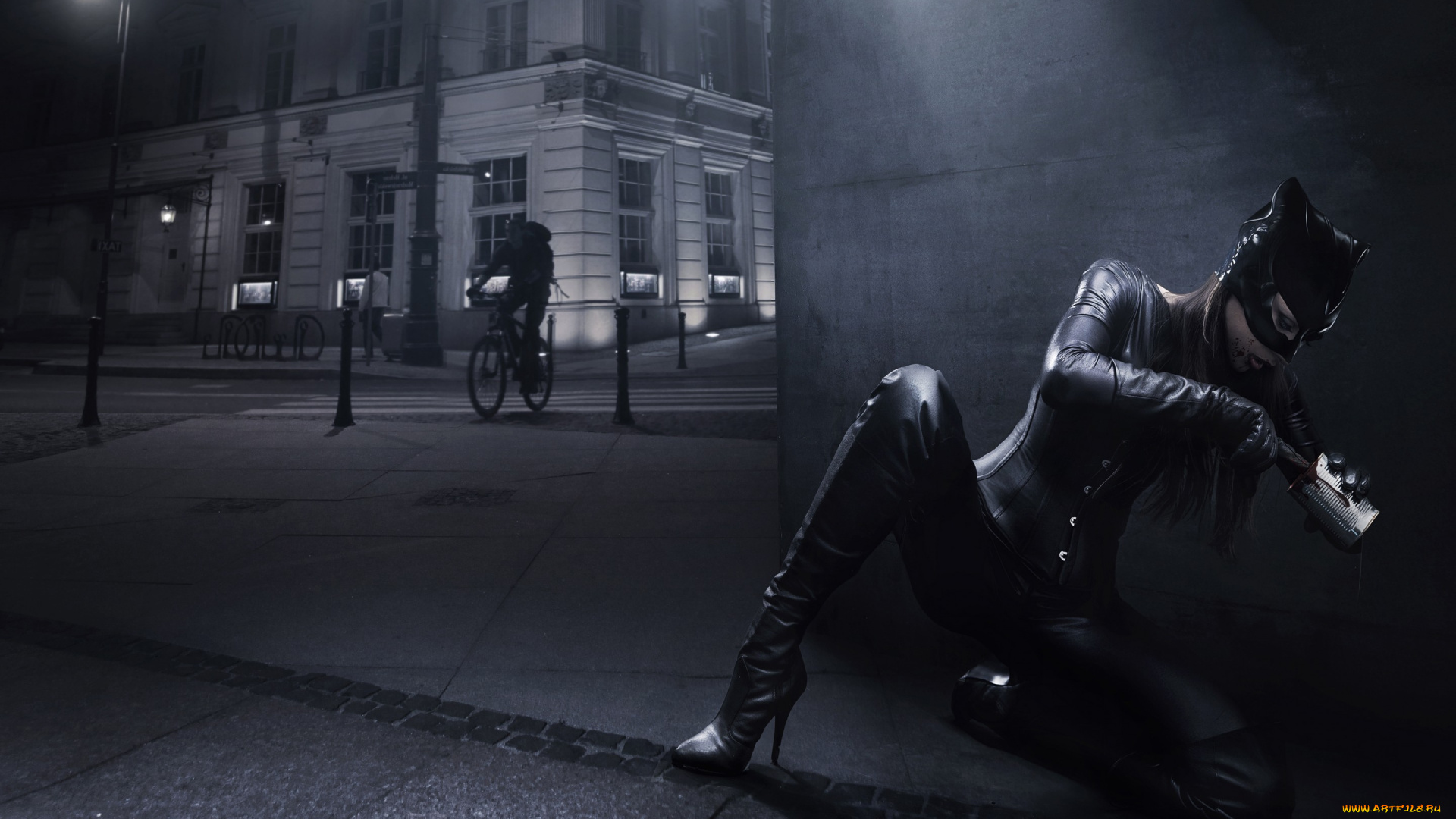 фэнтези, фотоарт, женщина-кошка, консервная, банка, сапоги, маска, костюм, catwoman, город, велосипедист