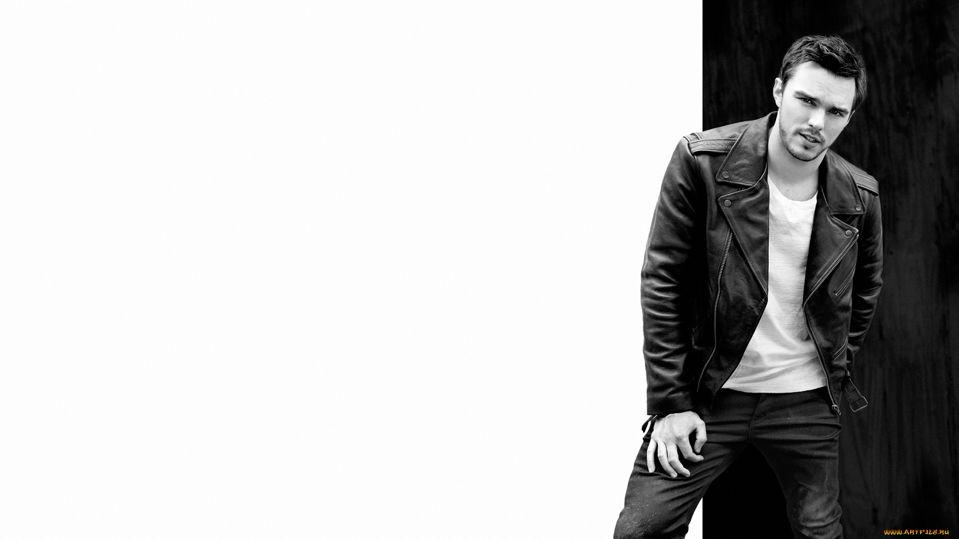 мужчины, nicholas, hoult, актер, джинсы, футболка, черно-белое, кожанка, куртка, 2015, николас, холт, белый, фон, flaunt, nicholas, hoult, yu, tsai, фотосессия