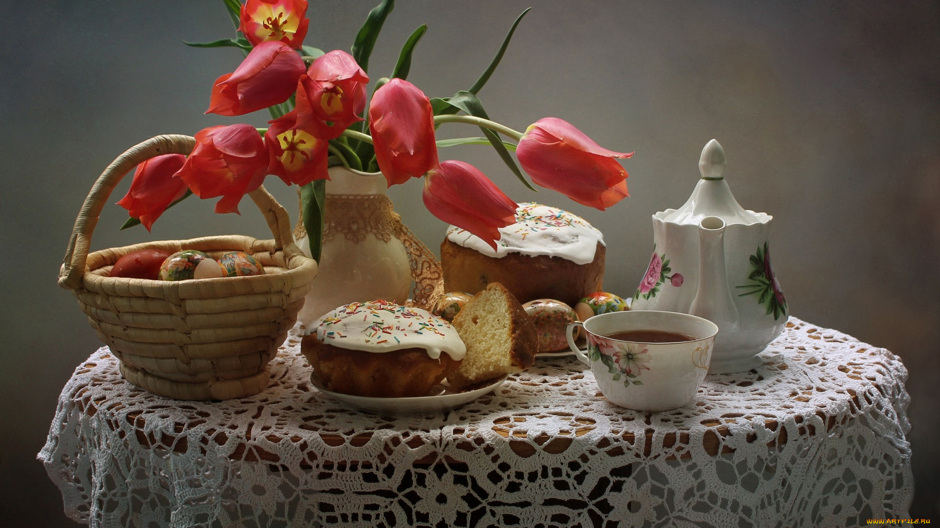 праздничные, пасха, чайник, корзина, стол, чай, чашка, красные, тюльпаны, натюрморт, яйца, скатерть, цветы, праздник, куличи, тарелки, ваза