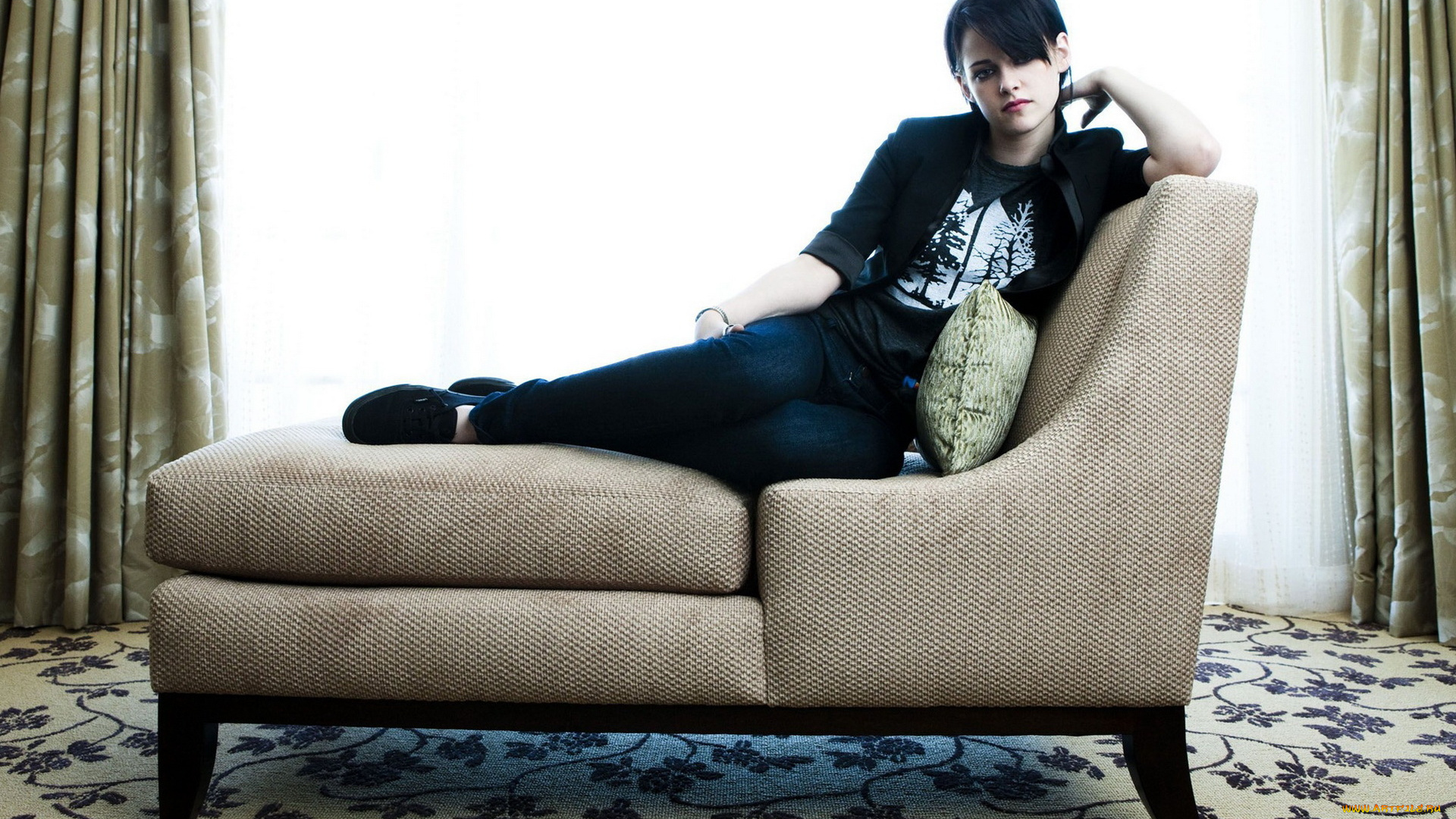девушки, kristen, stewart, диван, жакет, футболка, брюнетка, джинсы, актриса, шторы
