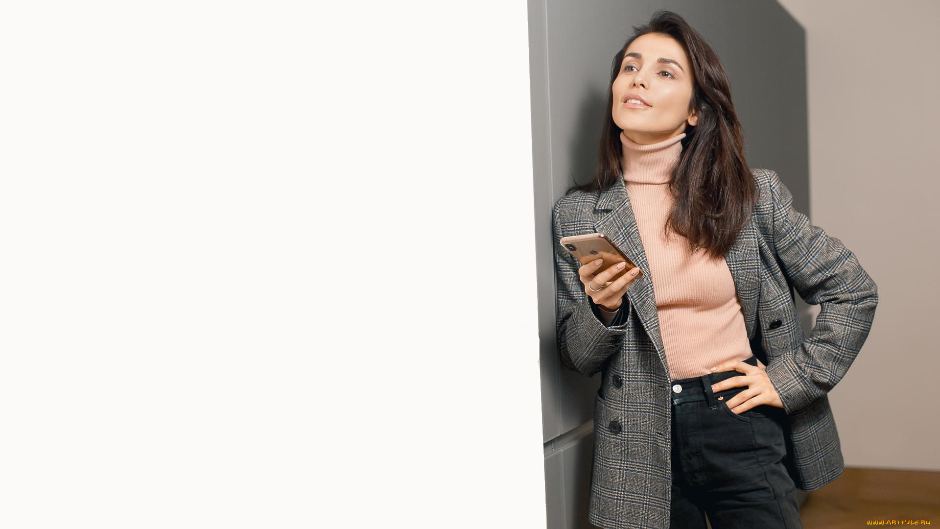 музыка, сати, казанова, певица, шатенка, свитер, жакет, джинсы, телефон