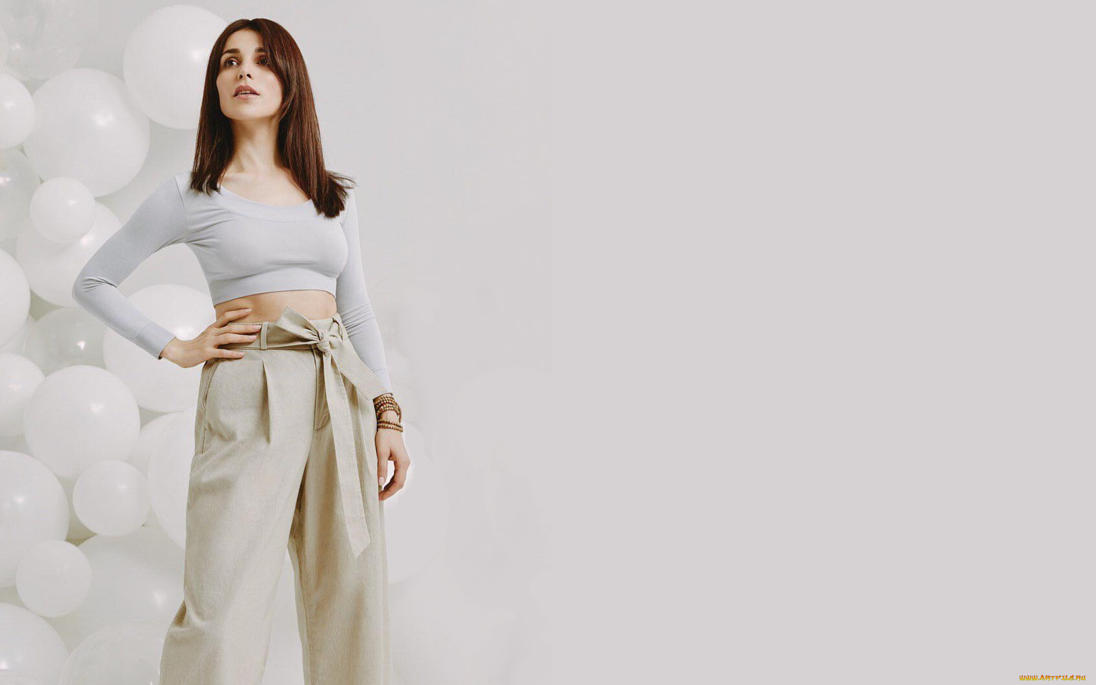 музыка, сати, казанова, певица, шатенка, топ, брюки, браслет, шарики