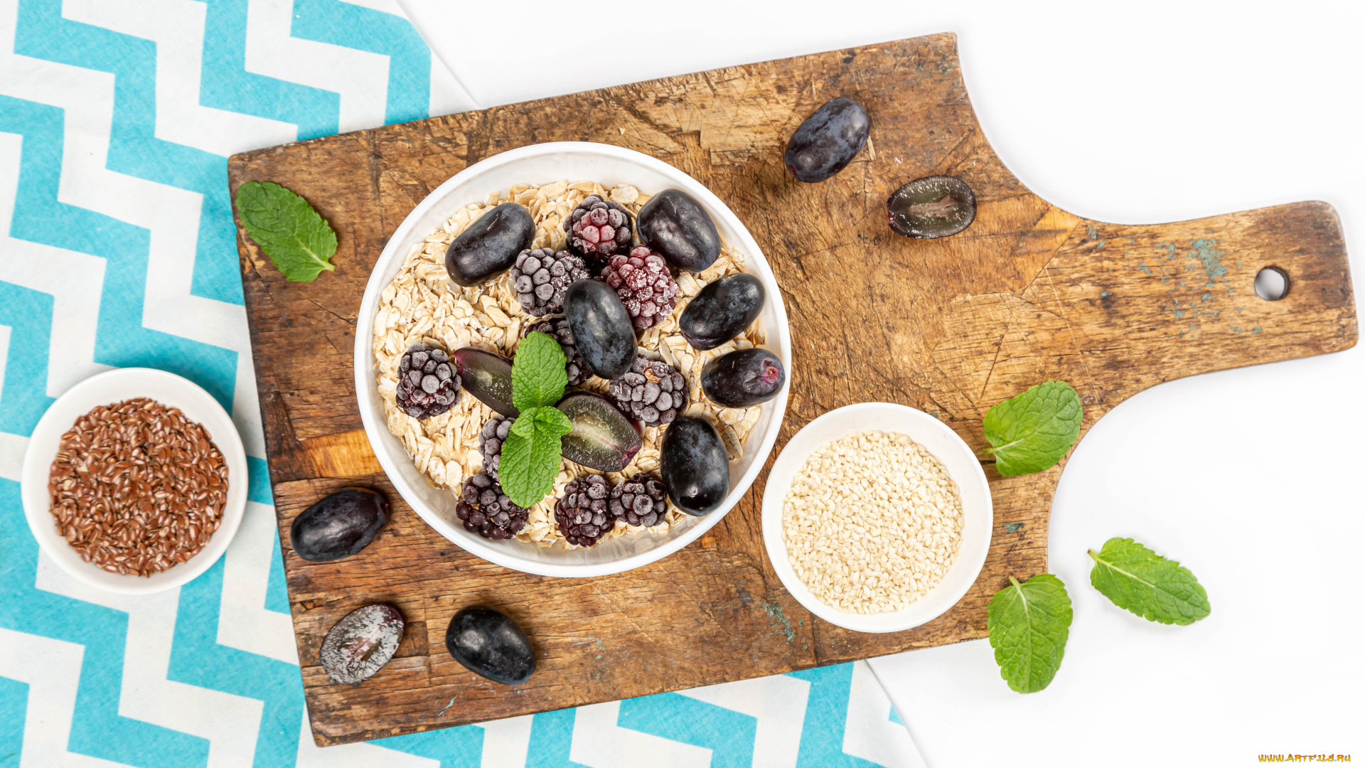 еда, разное, досточка, тарелки, крупы, сливы, ежевика, мята