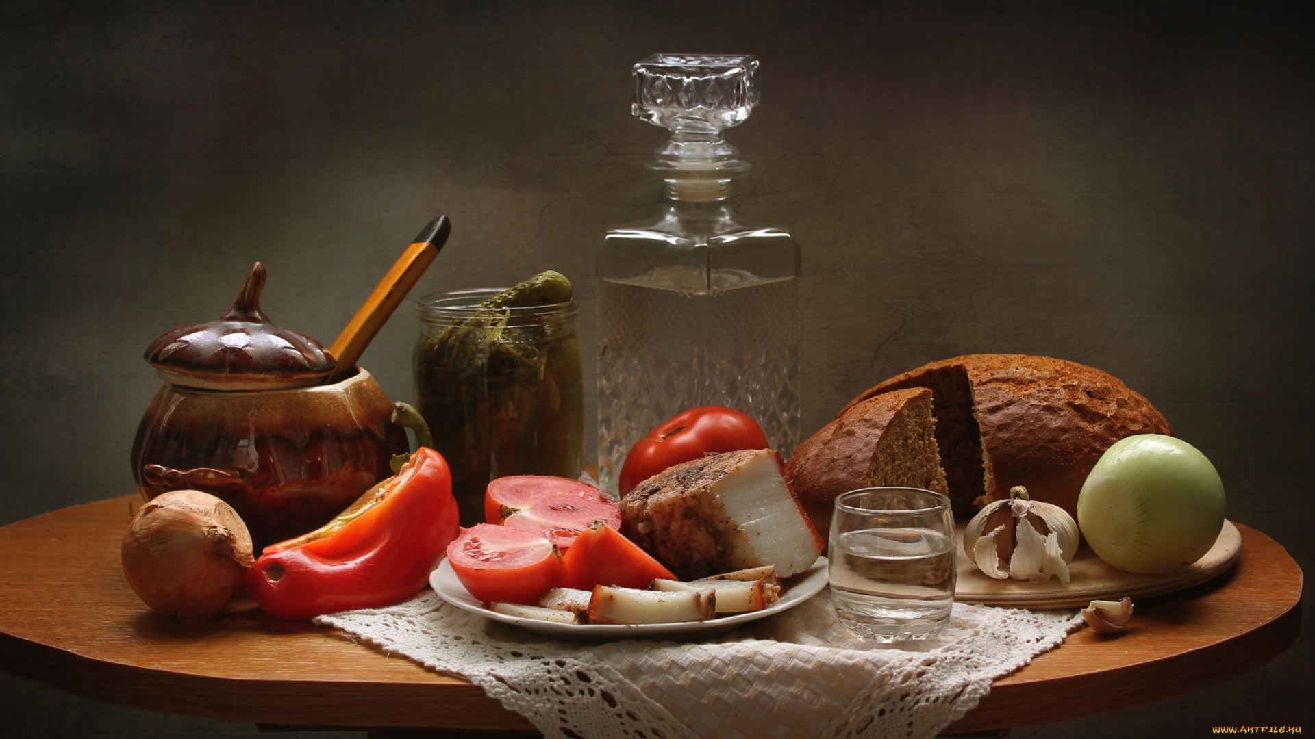еда, натюрморт, лук, хлеб, водка, помидор, огурцы, чеснок, закуска, сало