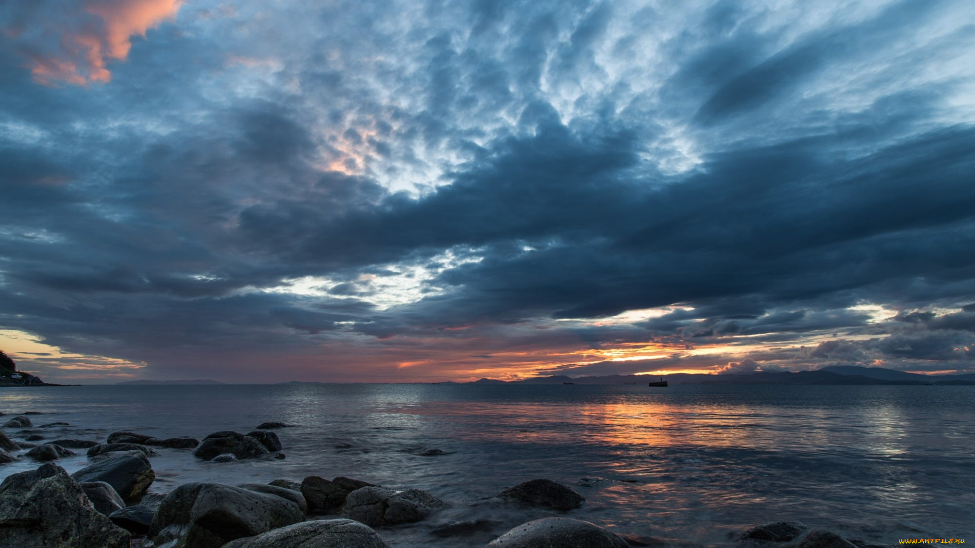 природа, побережье, валуны, в, воде, на, берегу, фоне, пасмурного, неба