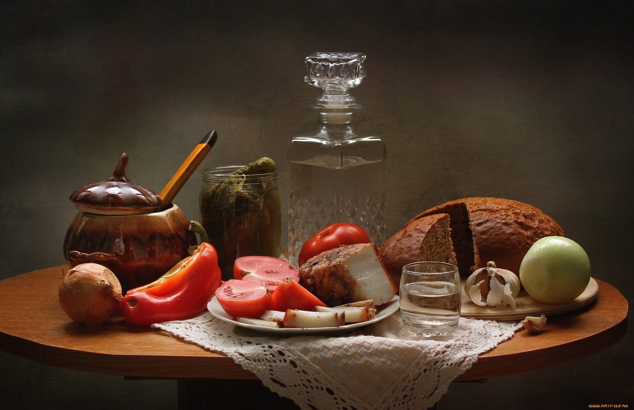 еда, натюрморт, лук, хлеб, водка, помидор, огурцы, чеснок, закуска, сало