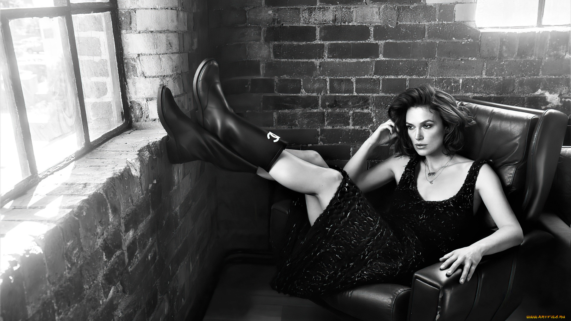 девушки, keira, knightley, актриса, черно-белая, платье, сапоги, кресло