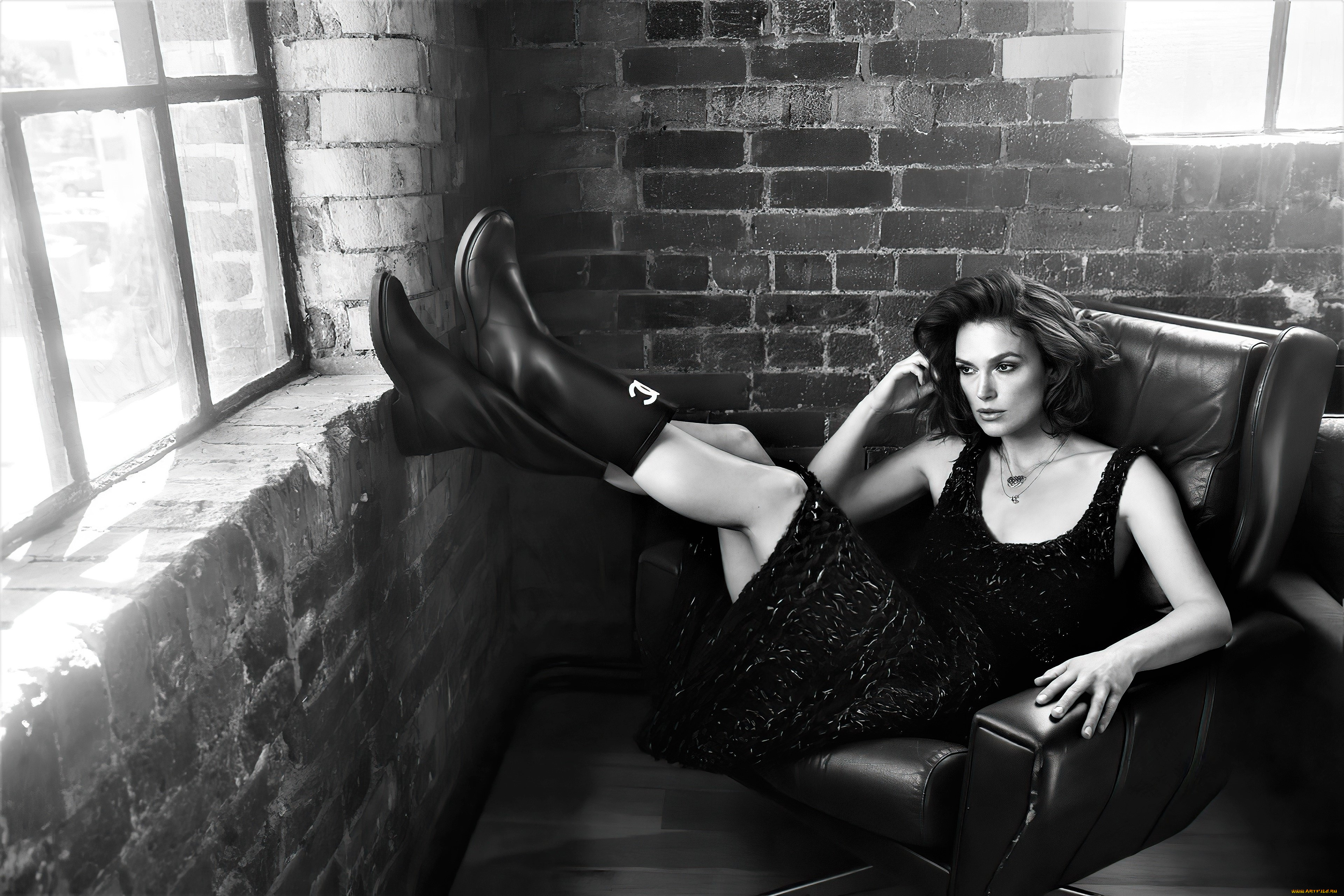девушки, keira, knightley, актриса, черно-белая, платье, сапоги, кресло