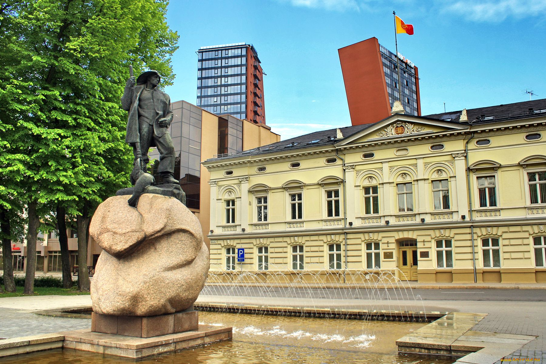 клайпеда, литва, города, памятники, скульптуры, арт, объекты, рыбак, фонтан, вода, здания, дома, высотки, деревья, флаг