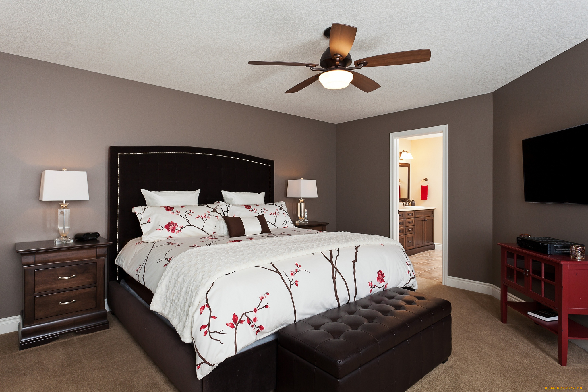 интерьер, спальня, кровать, подушки, банкетка