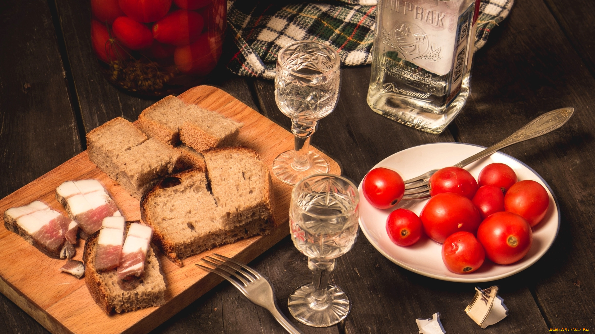 еда, салаты, , закуски, помидоры, хлеб, сало, натюрморт, соления, водка, рюмки, томаты