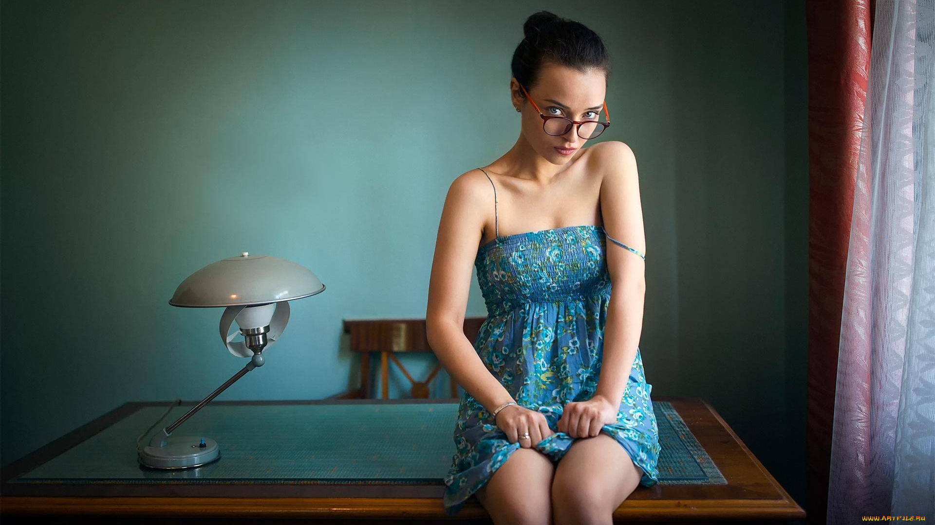 девушки, -unsort, , брюнетки, темноволосые, брюнетка, очки, сарафан, стол, лампа, окно